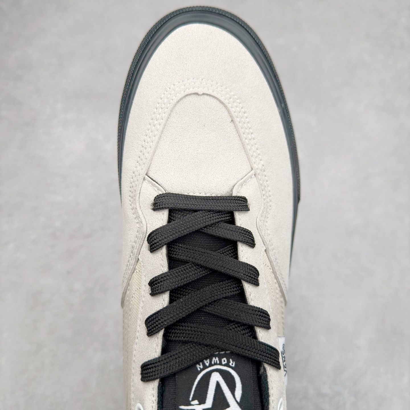 图片[4]-Vans Skate Rowan Pro 米白黑 经典百搭 轻便舒适专业滑板鞋 鞋底处的小心机脚能很好的释放脚底压力 货号：VN0A4TZCW8R 尺码：35 36 36.5 37 38 38.5 39 40 40.5 41 42 42.5 43 44 工艺：硫化1：1（重量1：1、真标、原钢印、材质标、鞋型标、合格证）-选品中心