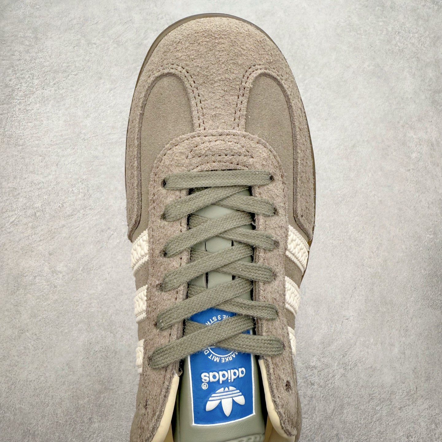 图片[4]-＃福利特价 AD Original Gazelle Indoor Trainers 瞪羚室内鞋系列低帮复古百搭休闲运动德训风板鞋 高端零售特供批次 原厂定制长毛翻毛皮组合环保纤维革鞋面材质 内置环保海玻璃鞋垫 外置RB橡胶大底 产品品控稳定性领先行业 原厂全套原楦原纸板冲刀磨具开发 原厂皮料加持 原厂港宝加持定型后跟R度完美 将复古进行到底 简约流畅 三十年不变经典 这款Gazelle运动鞋 无论面料、配色、质感或设计 都只在重现其1991年原款的经典 皮革鞋面 撞色三条纹和鞋跟标的设计 力求呈现90年代的经典复古风潮 Samba火热的同时 也带动了其它的复古鞋型 Gazelle便是其中一只 Gazelle Indoor拥有包边更宽的T字型鞋头 更好的保护运动员的前掌 浓浓的复古氛围感 非常适合现在流行的Cleanfit风格 尺码：36 36⅔ 37⅓ 38 38⅔ 39⅓ 40 40⅔ 41⅓ 42 42⅔ 43⅓ 44 44⅔ 45-选品中心