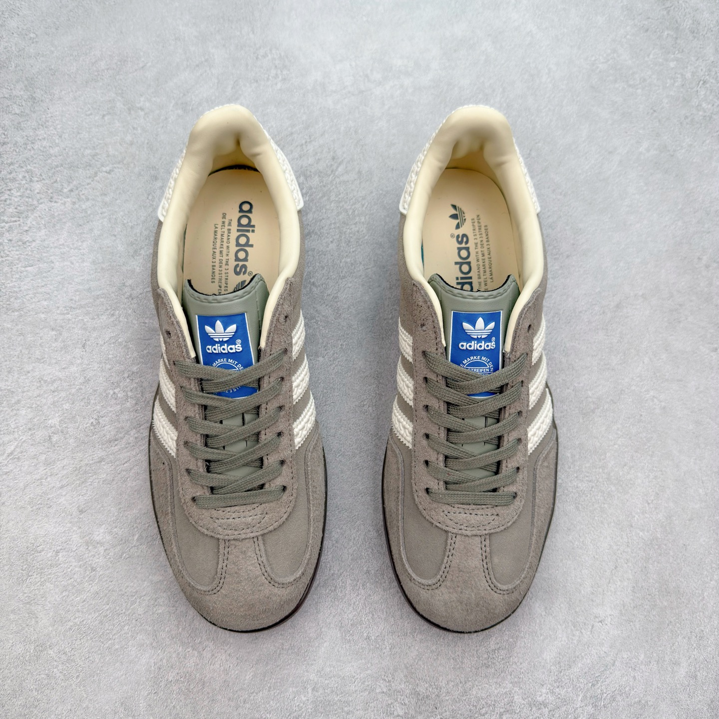 图片[2]-＃福利特价 AD Original Gazelle Indoor Trainers 瞪羚室内鞋系列低帮复古百搭休闲运动德训风板鞋 高端零售特供批次 原厂定制长毛翻毛皮组合环保纤维革鞋面材质 内置环保海玻璃鞋垫 外置RB橡胶大底 产品品控稳定性领先行业 原厂全套原楦原纸板冲刀磨具开发 原厂皮料加持 原厂港宝加持定型后跟R度完美 将复古进行到底 简约流畅 三十年不变经典 这款Gazelle运动鞋 无论面料、配色、质感或设计 都只在重现其1991年原款的经典 皮革鞋面 撞色三条纹和鞋跟标的设计 力求呈现90年代的经典复古风潮 Samba火热的同时 也带动了其它的复古鞋型 Gazelle便是其中一只 Gazelle Indoor拥有包边更宽的T字型鞋头 更好的保护运动员的前掌 浓浓的复古氛围感 非常适合现在流行的Cleanfit风格 尺码：36 36⅔ 37⅓ 38 38⅔ 39⅓ 40 40⅔ 41⅓ 42 42⅔ 43⅓ 44 44⅔ 45-选品中心