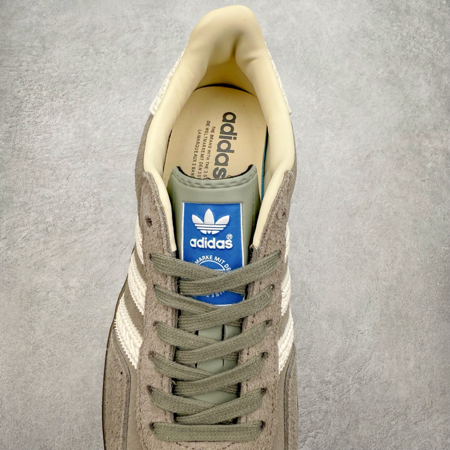 图片[5]-＃福利特价 AD Original Gazelle Indoor Trainers 瞪羚室内鞋系列低帮复古百搭休闲运动德训风板鞋 高端零售特供批次 原厂定制长毛翻毛皮组合环保纤维革鞋面材质 内置环保海玻璃鞋垫 外置RB橡胶大底 产品品控稳定性领先行业 原厂全套原楦原纸板冲刀磨具开发 原厂皮料加持 原厂港宝加持定型后跟R度完美 将复古进行到底 简约流畅 三十年不变经典 这款Gazelle运动鞋 无论面料、配色、质感或设计 都只在重现其1991年原款的经典 皮革鞋面 撞色三条纹和鞋跟标的设计 力求呈现90年代的经典复古风潮 Samba火热的同时 也带动了其它的复古鞋型 Gazelle便是其中一只 Gazelle Indoor拥有包边更宽的T字型鞋头 更好的保护运动员的前掌 浓浓的复古氛围感 非常适合现在流行的Cleanfit风格 尺码：36 36⅔ 37⅓ 38 38⅔ 39⅓ 40 40⅔ 41⅓ 42 42⅔ 43⅓ 44 44⅔ 45-选品中心
