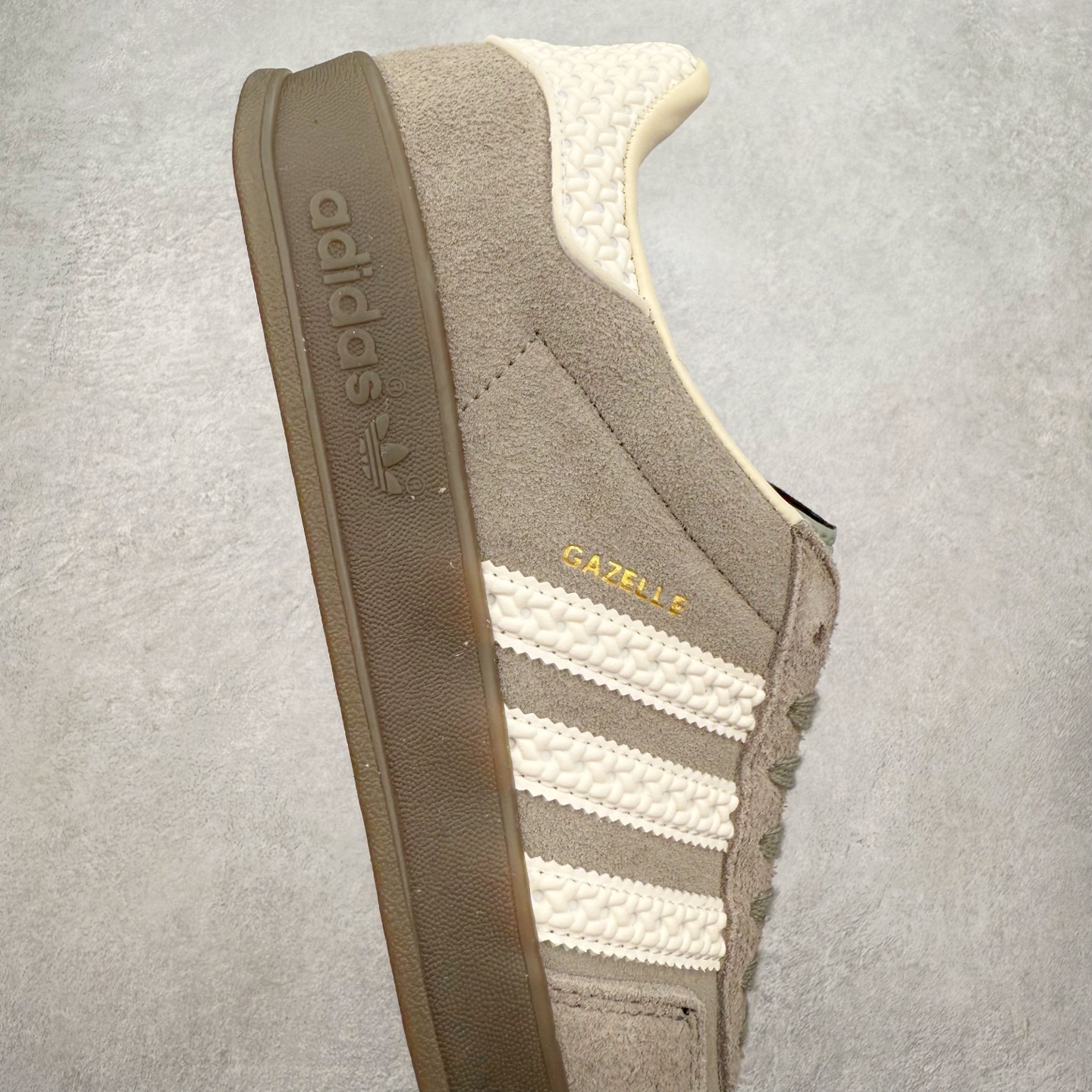 图片[6]-＃福利特价 AD Original Gazelle Indoor Trainers 瞪羚室内鞋系列低帮复古百搭休闲运动德训风板鞋 高端零售特供批次 原厂定制长毛翻毛皮组合环保纤维革鞋面材质 内置环保海玻璃鞋垫 外置RB橡胶大底 产品品控稳定性领先行业 原厂全套原楦原纸板冲刀磨具开发 原厂皮料加持 原厂港宝加持定型后跟R度完美 将复古进行到底 简约流畅 三十年不变经典 这款Gazelle运动鞋 无论面料、配色、质感或设计 都只在重现其1991年原款的经典 皮革鞋面 撞色三条纹和鞋跟标的设计 力求呈现90年代的经典复古风潮 Samba火热的同时 也带动了其它的复古鞋型 Gazelle便是其中一只 Gazelle Indoor拥有包边更宽的T字型鞋头 更好的保护运动员的前掌 浓浓的复古氛围感 非常适合现在流行的Cleanfit风格 尺码：36 36⅔ 37⅓ 38 38⅔ 39⅓ 40 40⅔ 41⅓ 42 42⅔ 43⅓ 44 44⅔ 45-选品中心
