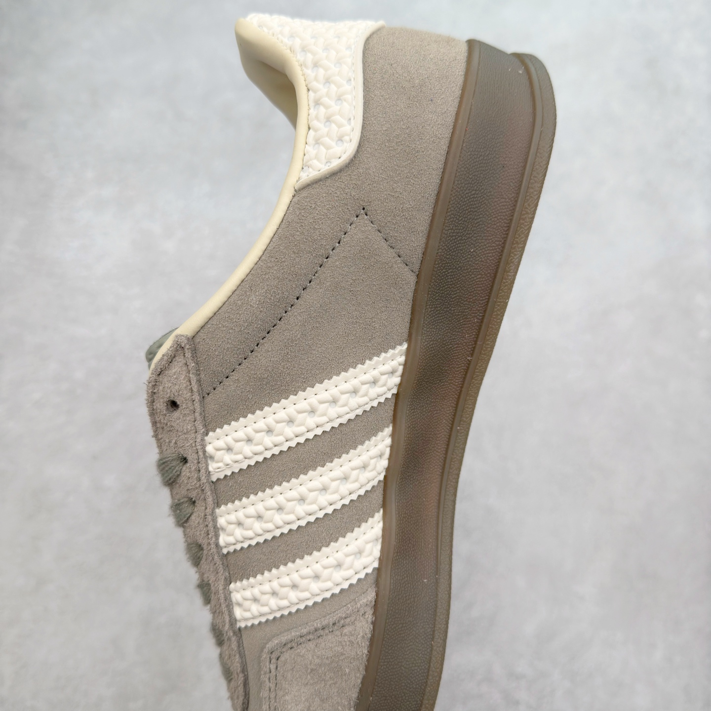 图片[7]-＃福利特价 AD Original Gazelle Indoor Trainers 瞪羚室内鞋系列低帮复古百搭休闲运动德训风板鞋 高端零售特供批次 原厂定制长毛翻毛皮组合环保纤维革鞋面材质 内置环保海玻璃鞋垫 外置RB橡胶大底 产品品控稳定性领先行业 原厂全套原楦原纸板冲刀磨具开发 原厂皮料加持 原厂港宝加持定型后跟R度完美 将复古进行到底 简约流畅 三十年不变经典 这款Gazelle运动鞋 无论面料、配色、质感或设计 都只在重现其1991年原款的经典 皮革鞋面 撞色三条纹和鞋跟标的设计 力求呈现90年代的经典复古风潮 Samba火热的同时 也带动了其它的复古鞋型 Gazelle便是其中一只 Gazelle Indoor拥有包边更宽的T字型鞋头 更好的保护运动员的前掌 浓浓的复古氛围感 非常适合现在流行的Cleanfit风格 尺码：36 36⅔ 37⅓ 38 38⅔ 39⅓ 40 40⅔ 41⅓ 42 42⅔ 43⅓ 44 44⅔ 45-选品中心