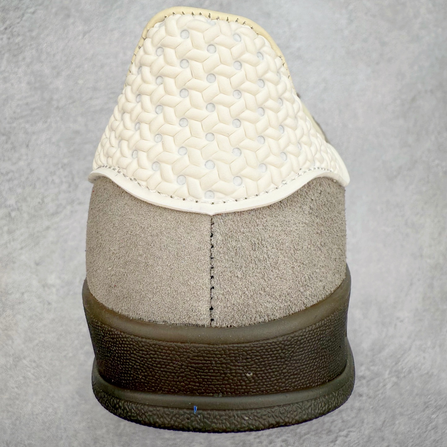 图片[8]-＃福利特价 AD Original Gazelle Indoor Trainers 瞪羚室内鞋系列低帮复古百搭休闲运动德训风板鞋 高端零售特供批次 原厂定制长毛翻毛皮组合环保纤维革鞋面材质 内置环保海玻璃鞋垫 外置RB橡胶大底 产品品控稳定性领先行业 原厂全套原楦原纸板冲刀磨具开发 原厂皮料加持 原厂港宝加持定型后跟R度完美 将复古进行到底 简约流畅 三十年不变经典 这款Gazelle运动鞋 无论面料、配色、质感或设计 都只在重现其1991年原款的经典 皮革鞋面 撞色三条纹和鞋跟标的设计 力求呈现90年代的经典复古风潮 Samba火热的同时 也带动了其它的复古鞋型 Gazelle便是其中一只 Gazelle Indoor拥有包边更宽的T字型鞋头 更好的保护运动员的前掌 浓浓的复古氛围感 非常适合现在流行的Cleanfit风格 尺码：36 36⅔ 37⅓ 38 38⅔ 39⅓ 40 40⅔ 41⅓ 42 42⅔ 43⅓ 44 44⅔ 45-选品中心