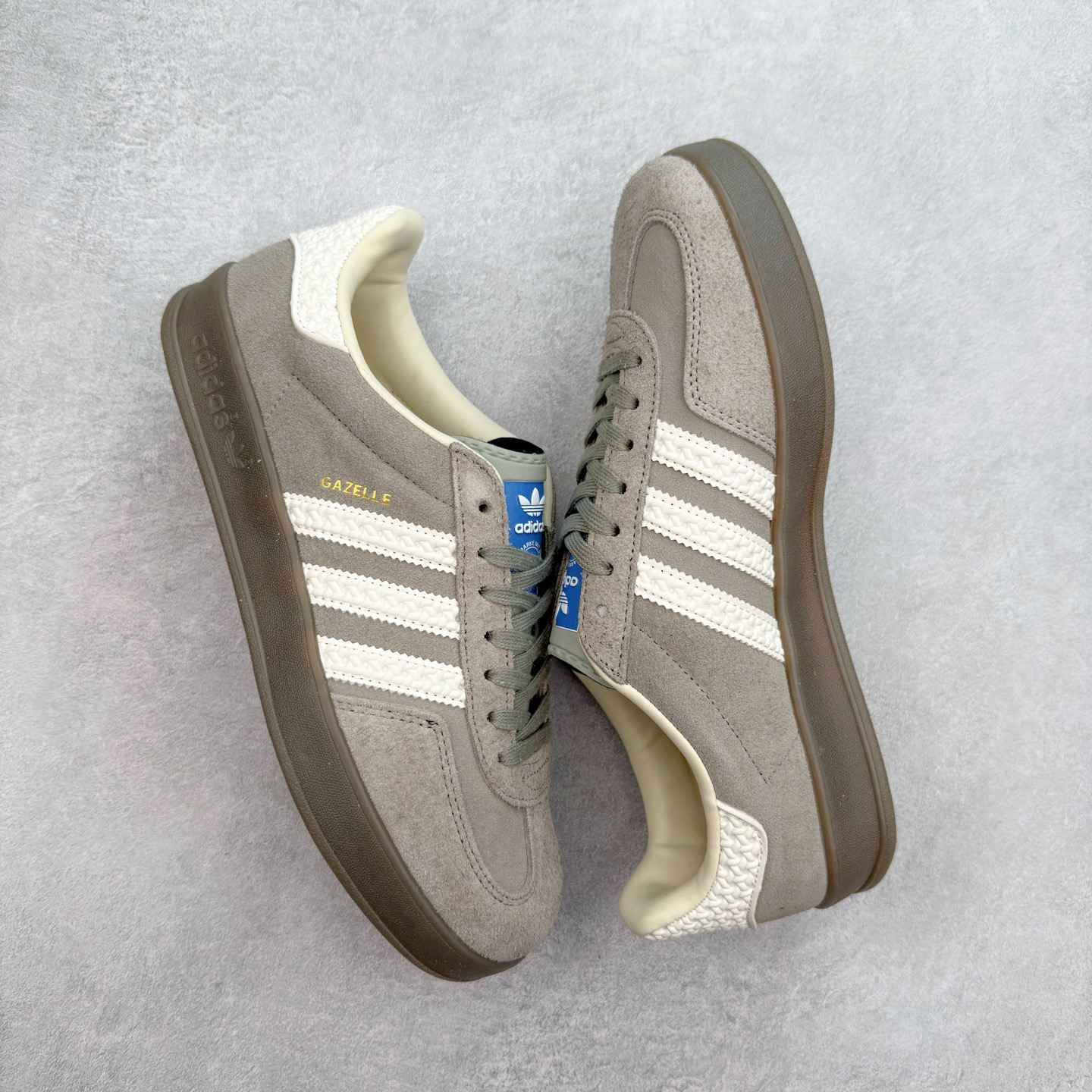 图片[3]-＃福利特价 AD Original Gazelle Indoor Trainers 瞪羚室内鞋系列低帮复古百搭休闲运动德训风板鞋 高端零售特供批次 原厂定制长毛翻毛皮组合环保纤维革鞋面材质 内置环保海玻璃鞋垫 外置RB橡胶大底 产品品控稳定性领先行业 原厂全套原楦原纸板冲刀磨具开发 原厂皮料加持 原厂港宝加持定型后跟R度完美 将复古进行到底 简约流畅 三十年不变经典 这款Gazelle运动鞋 无论面料、配色、质感或设计 都只在重现其1991年原款的经典 皮革鞋面 撞色三条纹和鞋跟标的设计 力求呈现90年代的经典复古风潮 Samba火热的同时 也带动了其它的复古鞋型 Gazelle便是其中一只 Gazelle Indoor拥有包边更宽的T字型鞋头 更好的保护运动员的前掌 浓浓的复古氛围感 非常适合现在流行的Cleanfit风格 尺码：36 36⅔ 37⅓ 38 38⅔ 39⅓ 40 40⅔ 41⅓ 42 42⅔ 43⅓ 44 44⅔ 45-选品中心