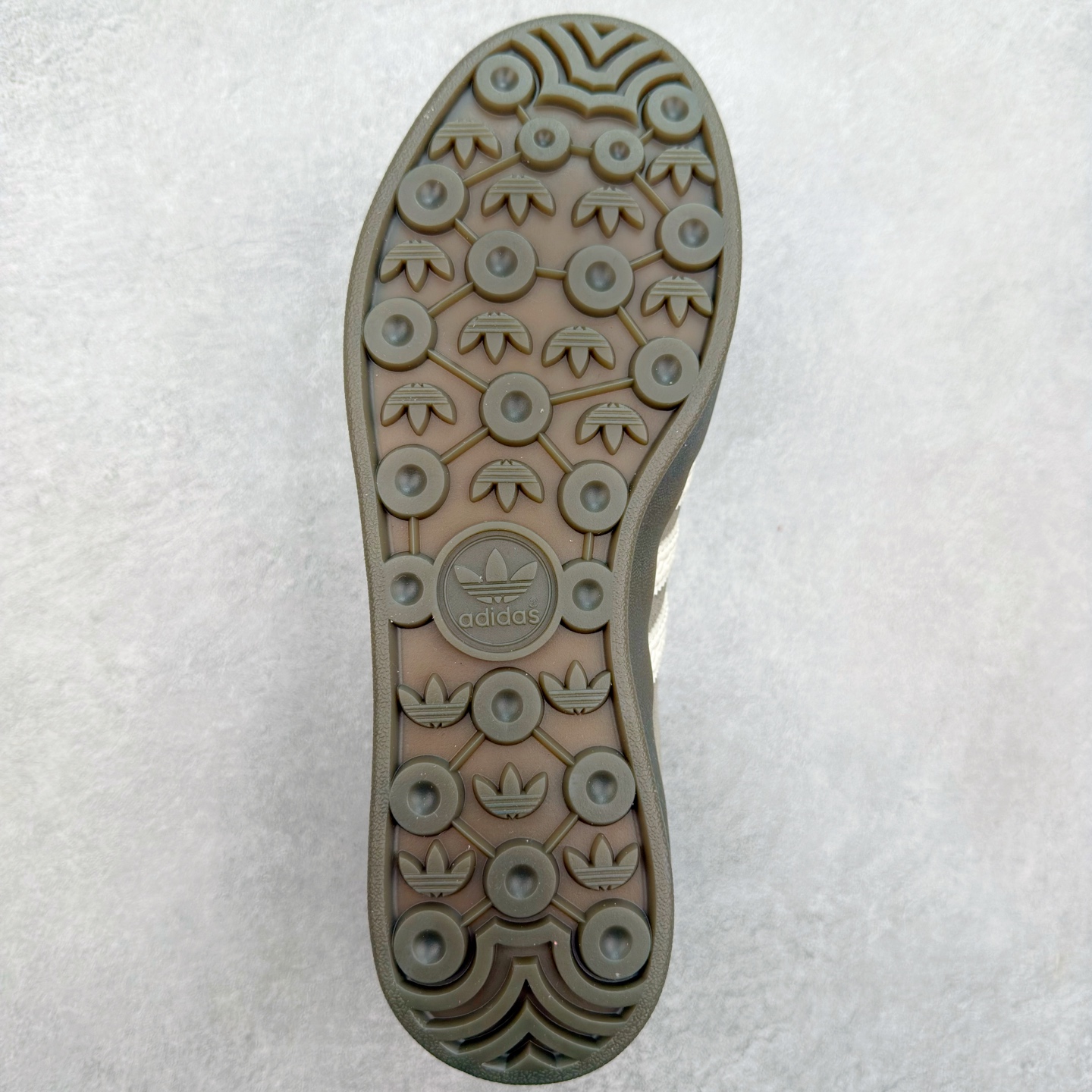 图片[9]-＃福利特价 AD Original Gazelle Indoor Trainers 瞪羚室内鞋系列低帮复古百搭休闲运动德训风板鞋 高端零售特供批次 原厂定制长毛翻毛皮组合环保纤维革鞋面材质 内置环保海玻璃鞋垫 外置RB橡胶大底 产品品控稳定性领先行业 原厂全套原楦原纸板冲刀磨具开发 原厂皮料加持 原厂港宝加持定型后跟R度完美 将复古进行到底 简约流畅 三十年不变经典 这款Gazelle运动鞋 无论面料、配色、质感或设计 都只在重现其1991年原款的经典 皮革鞋面 撞色三条纹和鞋跟标的设计 力求呈现90年代的经典复古风潮 Samba火热的同时 也带动了其它的复古鞋型 Gazelle便是其中一只 Gazelle Indoor拥有包边更宽的T字型鞋头 更好的保护运动员的前掌 浓浓的复古氛围感 非常适合现在流行的Cleanfit风格 尺码：36 36⅔ 37⅓ 38 38⅔ 39⅓ 40 40⅔ 41⅓ 42 42⅔ 43⅓ 44 44⅔ 45-选品中心