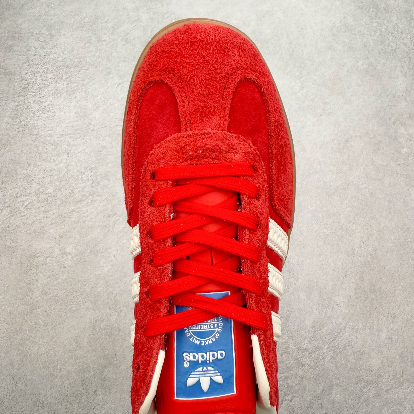 图片[4]-＃福利特价 AD Original Gazelle Indoor Trainers 瞪羚室内鞋系列低帮复古百搭休闲运动德训风板鞋 高端零售特供批次 原厂定制长毛翻毛皮组合环保纤维革鞋面材质 内置环保海玻璃鞋垫 外置RB橡胶大底 产品品控稳定性领先行业 原厂全套原楦原纸板冲刀磨具开发 原厂皮料加持 原厂港宝加持定型后跟R度完美 将复古进行到底 简约流畅 三十年不变经典 这款Gazelle运动鞋 无论面料、配色、质感或设计 都只在重现其1991年原款的经典 皮革鞋面 撞色三条纹和鞋跟标的设计 力求呈现90年代的经典复古风潮 Samba火热的同时 也带动了其它的复古鞋型 Gazelle便是其中一只 Gazelle Indoor拥有包边更宽的T字型鞋头 更好的保护运动员的前掌 浓浓的复古氛围感 非常适合现在流行的Cleanfit风格 尺码：36 36⅔ 37⅓ 38 38⅔ 39⅓ 40 40⅔ 41⅓ 42 42⅔ 43⅓ 44 44⅔ 45-选品中心