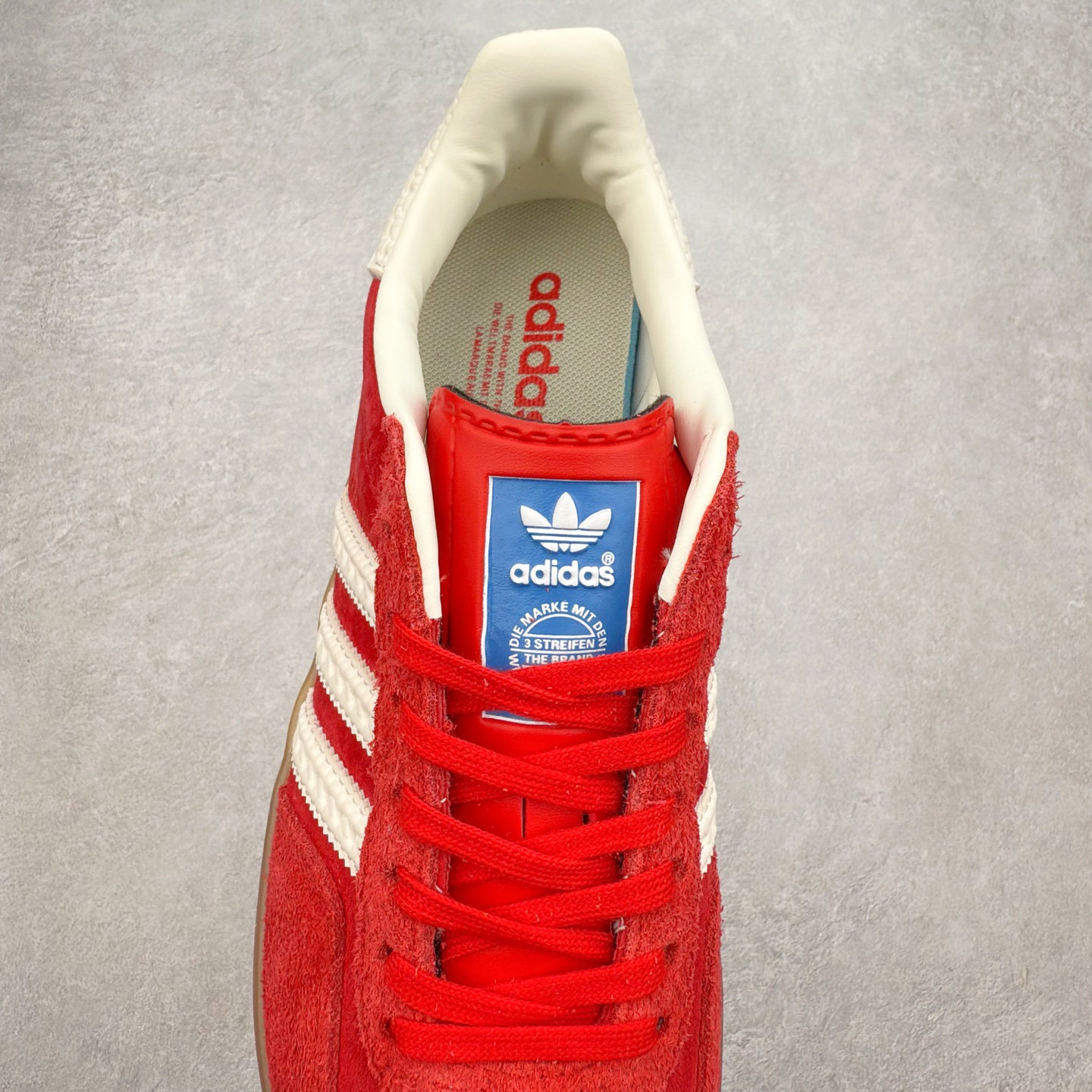 图片[5]-＃福利特价 AD Original Gazelle Indoor Trainers 瞪羚室内鞋系列低帮复古百搭休闲运动德训风板鞋 高端零售特供批次 原厂定制长毛翻毛皮组合环保纤维革鞋面材质 内置环保海玻璃鞋垫 外置RB橡胶大底 产品品控稳定性领先行业 原厂全套原楦原纸板冲刀磨具开发 原厂皮料加持 原厂港宝加持定型后跟R度完美 将复古进行到底 简约流畅 三十年不变经典 这款Gazelle运动鞋 无论面料、配色、质感或设计 都只在重现其1991年原款的经典 皮革鞋面 撞色三条纹和鞋跟标的设计 力求呈现90年代的经典复古风潮 Samba火热的同时 也带动了其它的复古鞋型 Gazelle便是其中一只 Gazelle Indoor拥有包边更宽的T字型鞋头 更好的保护运动员的前掌 浓浓的复古氛围感 非常适合现在流行的Cleanfit风格 尺码：36 36⅔ 37⅓ 38 38⅔ 39⅓ 40 40⅔ 41⅓ 42 42⅔ 43⅓ 44 44⅔ 45-选品中心