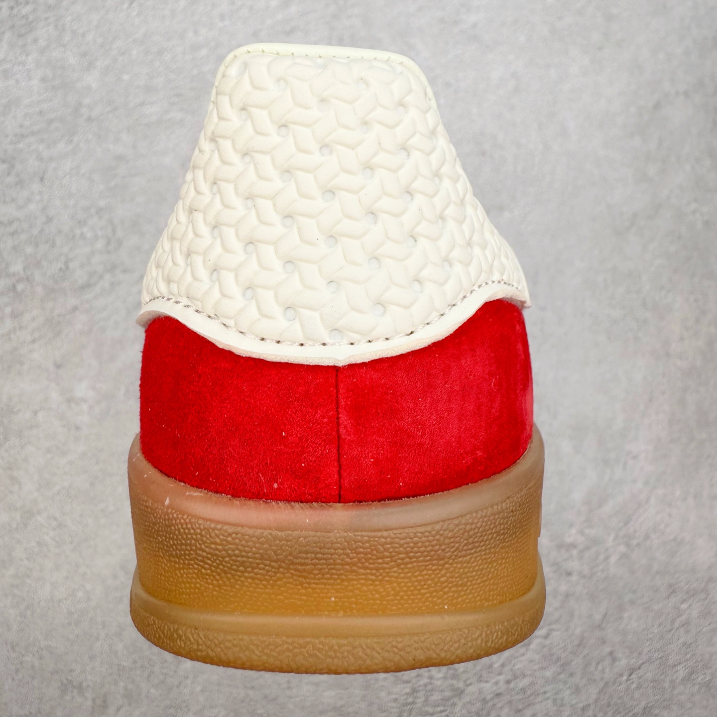 图片[8]-＃福利特价 AD Original Gazelle Indoor Trainers 瞪羚室内鞋系列低帮复古百搭休闲运动德训风板鞋 高端零售特供批次 原厂定制长毛翻毛皮组合环保纤维革鞋面材质 内置环保海玻璃鞋垫 外置RB橡胶大底 产品品控稳定性领先行业 原厂全套原楦原纸板冲刀磨具开发 原厂皮料加持 原厂港宝加持定型后跟R度完美 将复古进行到底 简约流畅 三十年不变经典 这款Gazelle运动鞋 无论面料、配色、质感或设计 都只在重现其1991年原款的经典 皮革鞋面 撞色三条纹和鞋跟标的设计 力求呈现90年代的经典复古风潮 Samba火热的同时 也带动了其它的复古鞋型 Gazelle便是其中一只 Gazelle Indoor拥有包边更宽的T字型鞋头 更好的保护运动员的前掌 浓浓的复古氛围感 非常适合现在流行的Cleanfit风格 尺码：36 36⅔ 37⅓ 38 38⅔ 39⅓ 40 40⅔ 41⅓ 42 42⅔ 43⅓ 44 44⅔ 45-选品中心