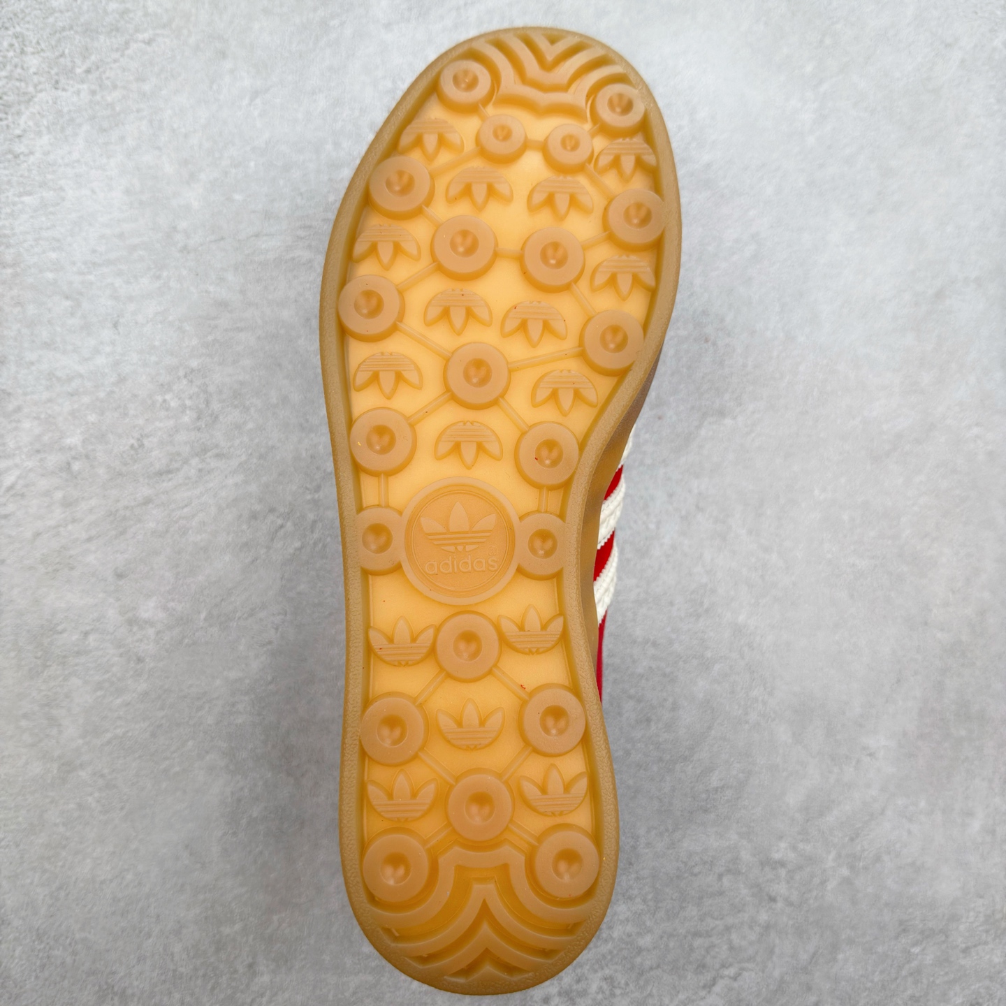 图片[9]-＃福利特价 AD Original Gazelle Indoor Trainers 瞪羚室内鞋系列低帮复古百搭休闲运动德训风板鞋 高端零售特供批次 原厂定制长毛翻毛皮组合环保纤维革鞋面材质 内置环保海玻璃鞋垫 外置RB橡胶大底 产品品控稳定性领先行业 原厂全套原楦原纸板冲刀磨具开发 原厂皮料加持 原厂港宝加持定型后跟R度完美 将复古进行到底 简约流畅 三十年不变经典 这款Gazelle运动鞋 无论面料、配色、质感或设计 都只在重现其1991年原款的经典 皮革鞋面 撞色三条纹和鞋跟标的设计 力求呈现90年代的经典复古风潮 Samba火热的同时 也带动了其它的复古鞋型 Gazelle便是其中一只 Gazelle Indoor拥有包边更宽的T字型鞋头 更好的保护运动员的前掌 浓浓的复古氛围感 非常适合现在流行的Cleanfit风格 尺码：36 36⅔ 37⅓ 38 38⅔ 39⅓ 40 40⅔ 41⅓ 42 42⅔ 43⅓ 44 44⅔ 45-选品中心