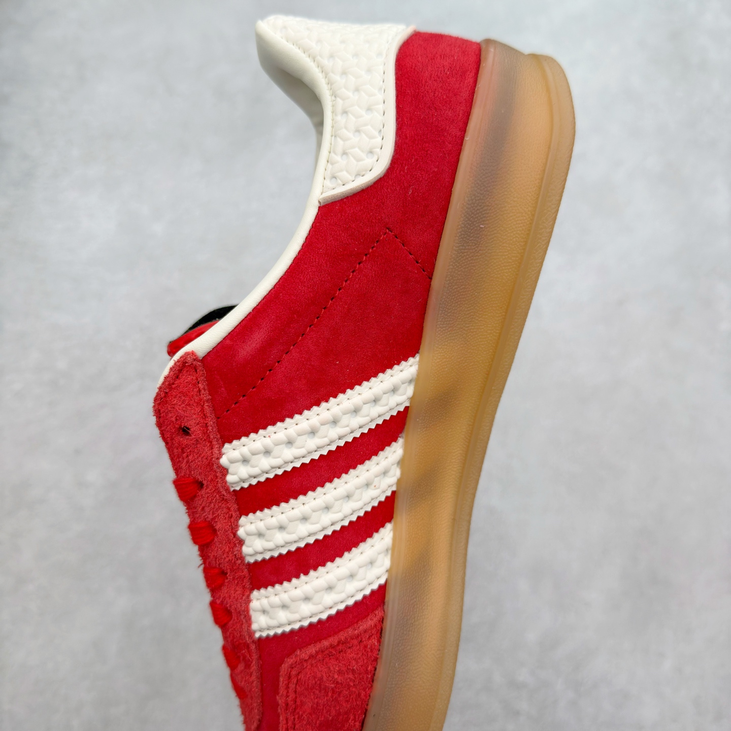 图片[7]-＃福利特价 AD Original Gazelle Indoor Trainers 瞪羚室内鞋系列低帮复古百搭休闲运动德训风板鞋 高端零售特供批次 原厂定制长毛翻毛皮组合环保纤维革鞋面材质 内置环保海玻璃鞋垫 外置RB橡胶大底 产品品控稳定性领先行业 原厂全套原楦原纸板冲刀磨具开发 原厂皮料加持 原厂港宝加持定型后跟R度完美 将复古进行到底 简约流畅 三十年不变经典 这款Gazelle运动鞋 无论面料、配色、质感或设计 都只在重现其1991年原款的经典 皮革鞋面 撞色三条纹和鞋跟标的设计 力求呈现90年代的经典复古风潮 Samba火热的同时 也带动了其它的复古鞋型 Gazelle便是其中一只 Gazelle Indoor拥有包边更宽的T字型鞋头 更好的保护运动员的前掌 浓浓的复古氛围感 非常适合现在流行的Cleanfit风格 尺码：36 36⅔ 37⅓ 38 38⅔ 39⅓ 40 40⅔ 41⅓ 42 42⅔ 43⅓ 44 44⅔ 45-选品中心