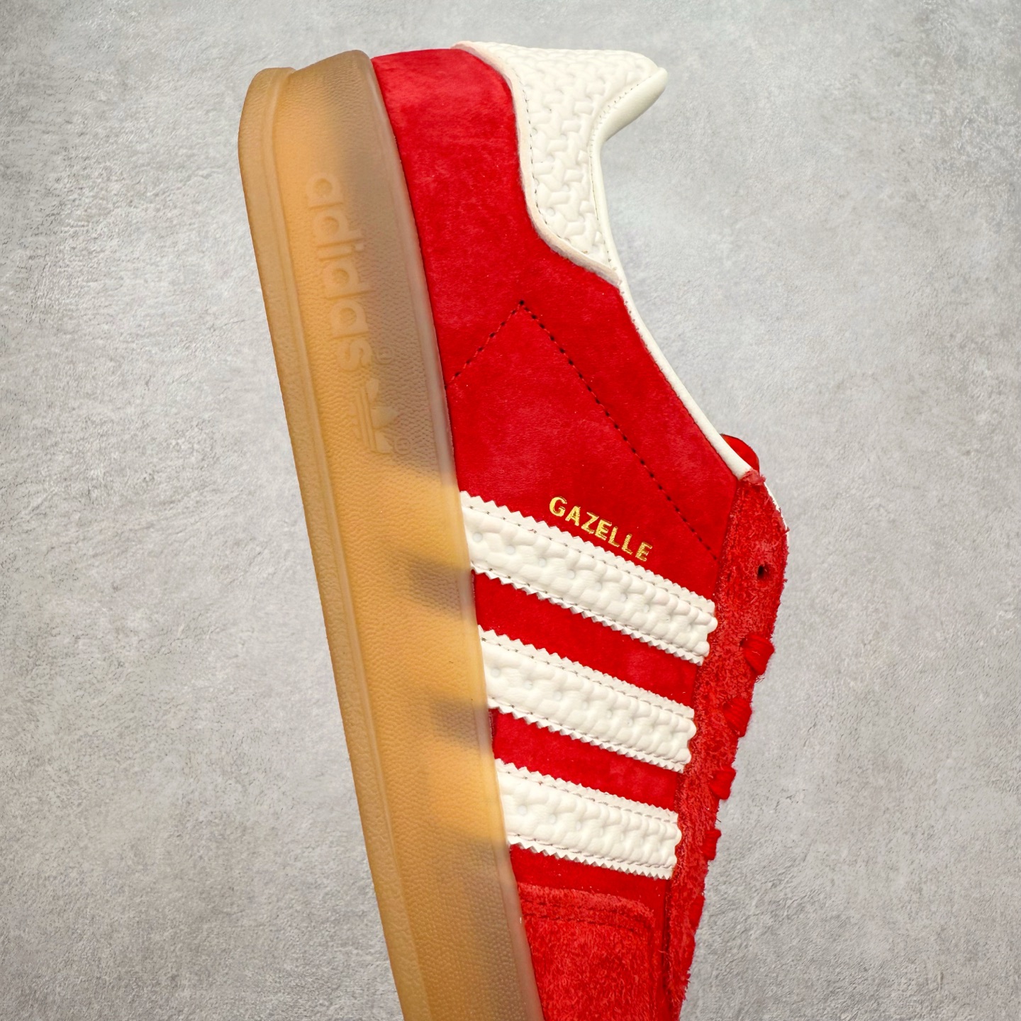 图片[6]-＃福利特价 AD Original Gazelle Indoor Trainers 瞪羚室内鞋系列低帮复古百搭休闲运动德训风板鞋 高端零售特供批次 原厂定制长毛翻毛皮组合环保纤维革鞋面材质 内置环保海玻璃鞋垫 外置RB橡胶大底 产品品控稳定性领先行业 原厂全套原楦原纸板冲刀磨具开发 原厂皮料加持 原厂港宝加持定型后跟R度完美 将复古进行到底 简约流畅 三十年不变经典 这款Gazelle运动鞋 无论面料、配色、质感或设计 都只在重现其1991年原款的经典 皮革鞋面 撞色三条纹和鞋跟标的设计 力求呈现90年代的经典复古风潮 Samba火热的同时 也带动了其它的复古鞋型 Gazelle便是其中一只 Gazelle Indoor拥有包边更宽的T字型鞋头 更好的保护运动员的前掌 浓浓的复古氛围感 非常适合现在流行的Cleanfit风格 尺码：36 36⅔ 37⅓ 38 38⅔ 39⅓ 40 40⅔ 41⅓ 42 42⅔ 43⅓ 44 44⅔ 45-选品中心