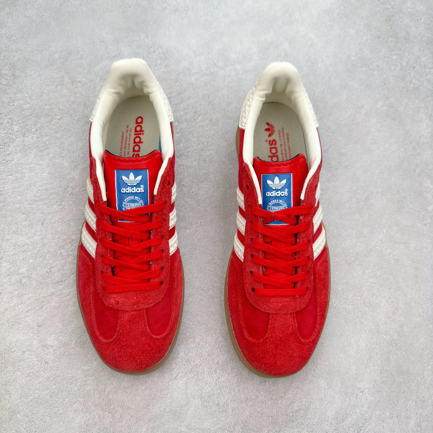图片[2]-＃福利特价 AD Original Gazelle Indoor Trainers 瞪羚室内鞋系列低帮复古百搭休闲运动德训风板鞋 高端零售特供批次 原厂定制长毛翻毛皮组合环保纤维革鞋面材质 内置环保海玻璃鞋垫 外置RB橡胶大底 产品品控稳定性领先行业 原厂全套原楦原纸板冲刀磨具开发 原厂皮料加持 原厂港宝加持定型后跟R度完美 将复古进行到底 简约流畅 三十年不变经典 这款Gazelle运动鞋 无论面料、配色、质感或设计 都只在重现其1991年原款的经典 皮革鞋面 撞色三条纹和鞋跟标的设计 力求呈现90年代的经典复古风潮 Samba火热的同时 也带动了其它的复古鞋型 Gazelle便是其中一只 Gazelle Indoor拥有包边更宽的T字型鞋头 更好的保护运动员的前掌 浓浓的复古氛围感 非常适合现在流行的Cleanfit风格 尺码：36 36⅔ 37⅓ 38 38⅔ 39⅓ 40 40⅔ 41⅓ 42 42⅔ 43⅓ 44 44⅔ 45-选品中心