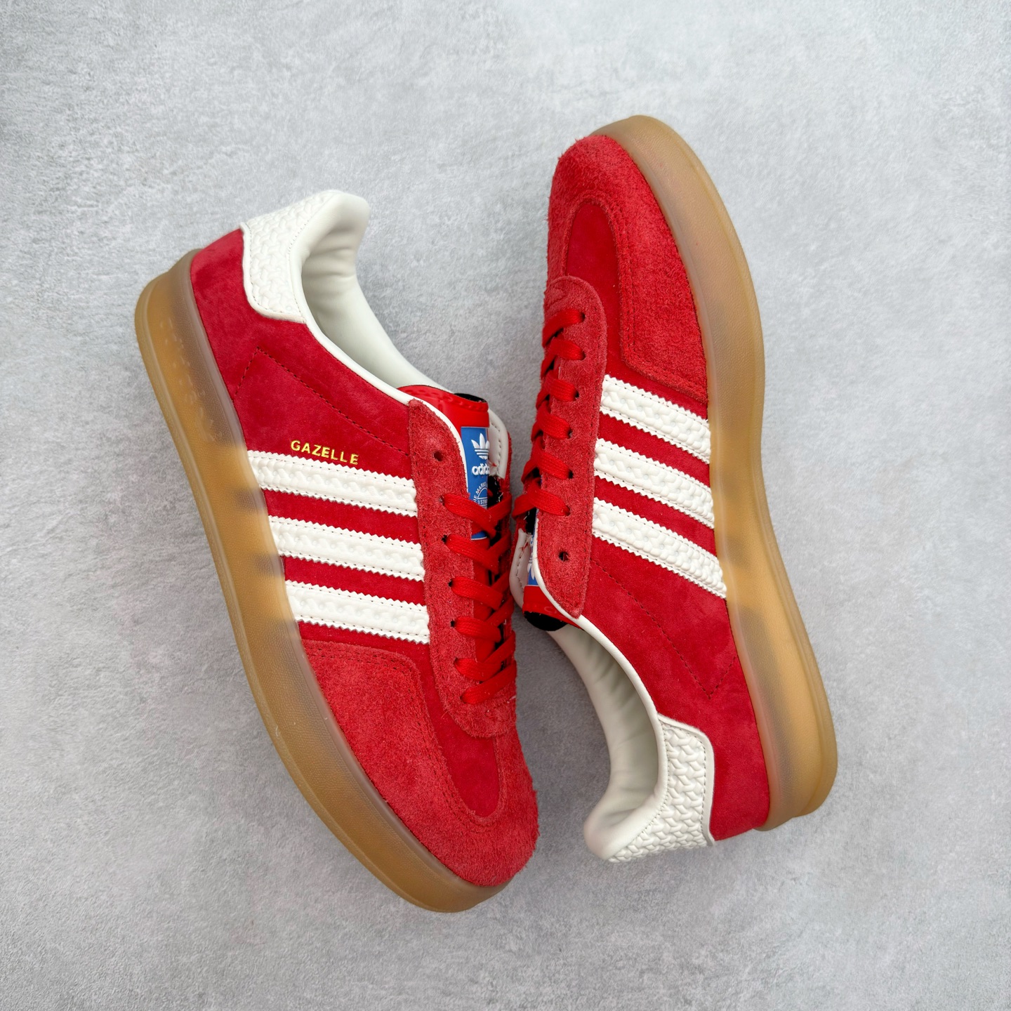 图片[3]-＃福利特价 AD Original Gazelle Indoor Trainers 瞪羚室内鞋系列低帮复古百搭休闲运动德训风板鞋 高端零售特供批次 原厂定制长毛翻毛皮组合环保纤维革鞋面材质 内置环保海玻璃鞋垫 外置RB橡胶大底 产品品控稳定性领先行业 原厂全套原楦原纸板冲刀磨具开发 原厂皮料加持 原厂港宝加持定型后跟R度完美 将复古进行到底 简约流畅 三十年不变经典 这款Gazelle运动鞋 无论面料、配色、质感或设计 都只在重现其1991年原款的经典 皮革鞋面 撞色三条纹和鞋跟标的设计 力求呈现90年代的经典复古风潮 Samba火热的同时 也带动了其它的复古鞋型 Gazelle便是其中一只 Gazelle Indoor拥有包边更宽的T字型鞋头 更好的保护运动员的前掌 浓浓的复古氛围感 非常适合现在流行的Cleanfit风格 尺码：36 36⅔ 37⅓ 38 38⅔ 39⅓ 40 40⅔ 41⅓ 42 42⅔ 43⅓ 44 44⅔ 45-选品中心
