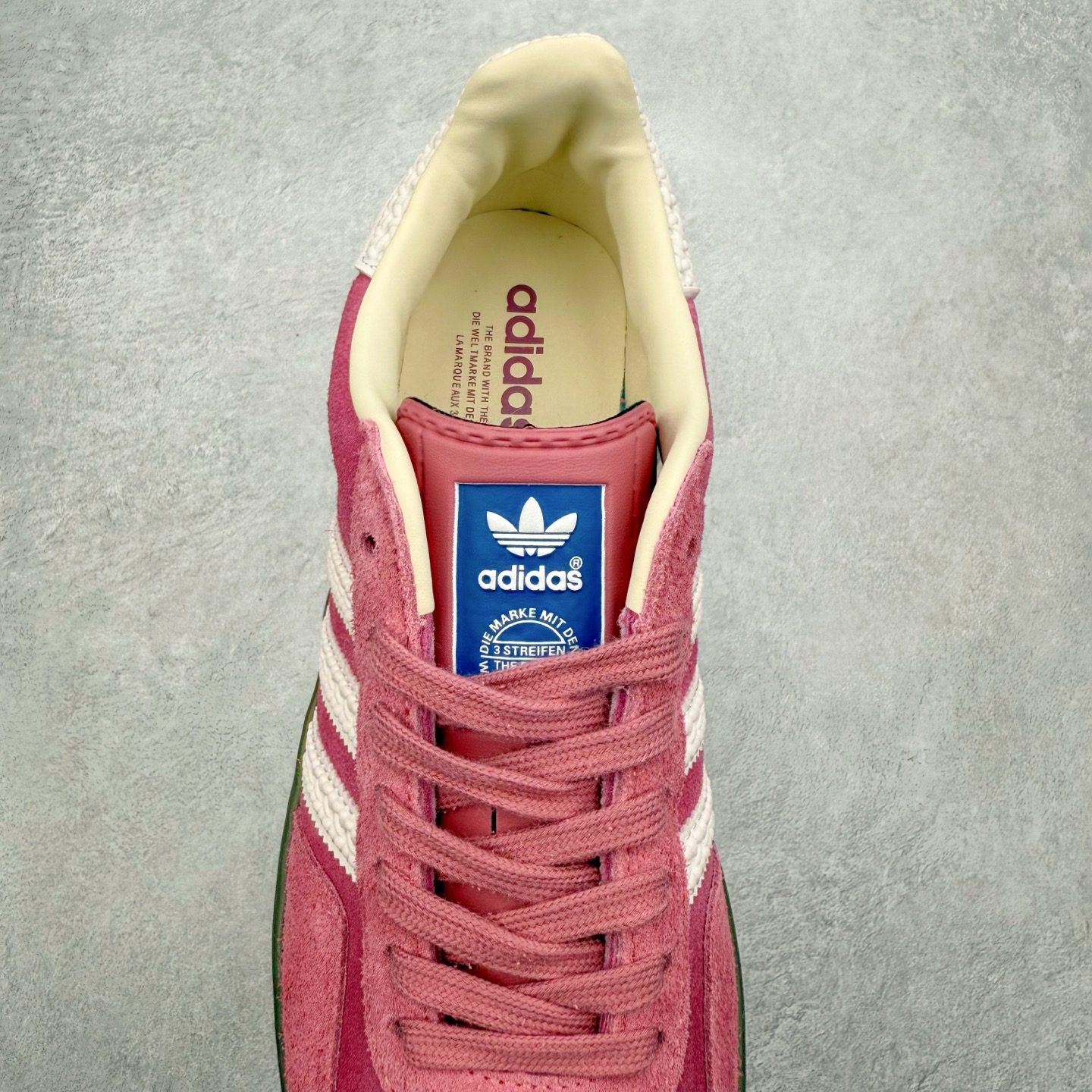 图片[5]-＃福利特价 AD Original Gazelle Indoor Trainers 瞪羚室内鞋系列低帮复古百搭休闲运动德训风板鞋 高端零售特供批次 原厂定制长毛翻毛皮组合环保纤维革鞋面材质 内置环保海玻璃鞋垫 外置RB橡胶大底 产品品控稳定性领先行业 原厂全套原楦原纸板冲刀磨具开发 原厂皮料加持 原厂港宝加持定型后跟R度完美 将复古进行到底 简约流畅 三十年不变经典 这款Gazelle运动鞋 无论面料、配色、质感或设计 都只在重现其1991年原款的经典 皮革鞋面 撞色三条纹和鞋跟标的设计 力求呈现90年代的经典复古风潮 Samba火热的同时 也带动了其它的复古鞋型 Gazelle便是其中一只 Gazelle Indoor拥有包边更宽的T字型鞋头 更好的保护运动员的前掌 浓浓的复古氛围感 非常适合现在流行的Cleanfit风格 尺码：36 36⅔ 37⅓ 38 38⅔ 39⅓ 40 40⅔ 41⅓ 42 42⅔ 43⅓ 44 44⅔ 45-选品中心