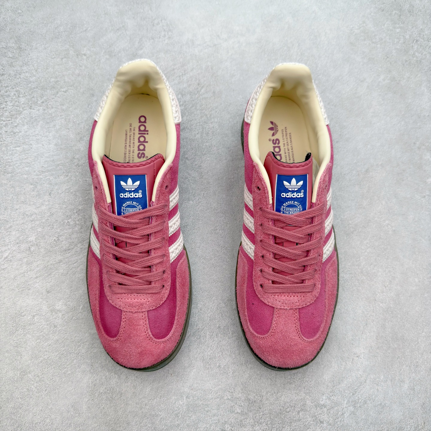 图片[2]-＃福利特价 AD Original Gazelle Indoor Trainers 瞪羚室内鞋系列低帮复古百搭休闲运动德训风板鞋 高端零售特供批次 原厂定制长毛翻毛皮组合环保纤维革鞋面材质 内置环保海玻璃鞋垫 外置RB橡胶大底 产品品控稳定性领先行业 原厂全套原楦原纸板冲刀磨具开发 原厂皮料加持 原厂港宝加持定型后跟R度完美 将复古进行到底 简约流畅 三十年不变经典 这款Gazelle运动鞋 无论面料、配色、质感或设计 都只在重现其1991年原款的经典 皮革鞋面 撞色三条纹和鞋跟标的设计 力求呈现90年代的经典复古风潮 Samba火热的同时 也带动了其它的复古鞋型 Gazelle便是其中一只 Gazelle Indoor拥有包边更宽的T字型鞋头 更好的保护运动员的前掌 浓浓的复古氛围感 非常适合现在流行的Cleanfit风格 尺码：36 36⅔ 37⅓ 38 38⅔ 39⅓ 40 40⅔ 41⅓ 42 42⅔ 43⅓ 44 44⅔ 45-选品中心