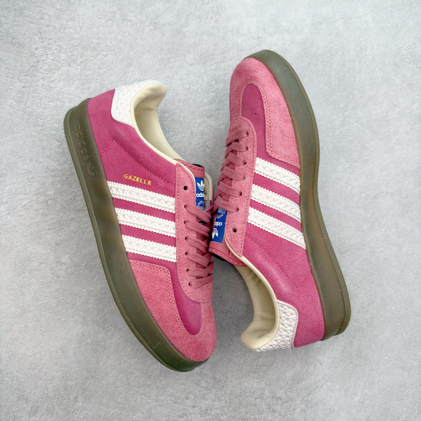 图片[3]-＃福利特价 AD Original Gazelle Indoor Trainers 瞪羚室内鞋系列低帮复古百搭休闲运动德训风板鞋 高端零售特供批次 原厂定制长毛翻毛皮组合环保纤维革鞋面材质 内置环保海玻璃鞋垫 外置RB橡胶大底 产品品控稳定性领先行业 原厂全套原楦原纸板冲刀磨具开发 原厂皮料加持 原厂港宝加持定型后跟R度完美 将复古进行到底 简约流畅 三十年不变经典 这款Gazelle运动鞋 无论面料、配色、质感或设计 都只在重现其1991年原款的经典 皮革鞋面 撞色三条纹和鞋跟标的设计 力求呈现90年代的经典复古风潮 Samba火热的同时 也带动了其它的复古鞋型 Gazelle便是其中一只 Gazelle Indoor拥有包边更宽的T字型鞋头 更好的保护运动员的前掌 浓浓的复古氛围感 非常适合现在流行的Cleanfit风格 尺码：36 36⅔ 37⅓ 38 38⅔ 39⅓ 40 40⅔ 41⅓ 42 42⅔ 43⅓ 44 44⅔ 45-选品中心