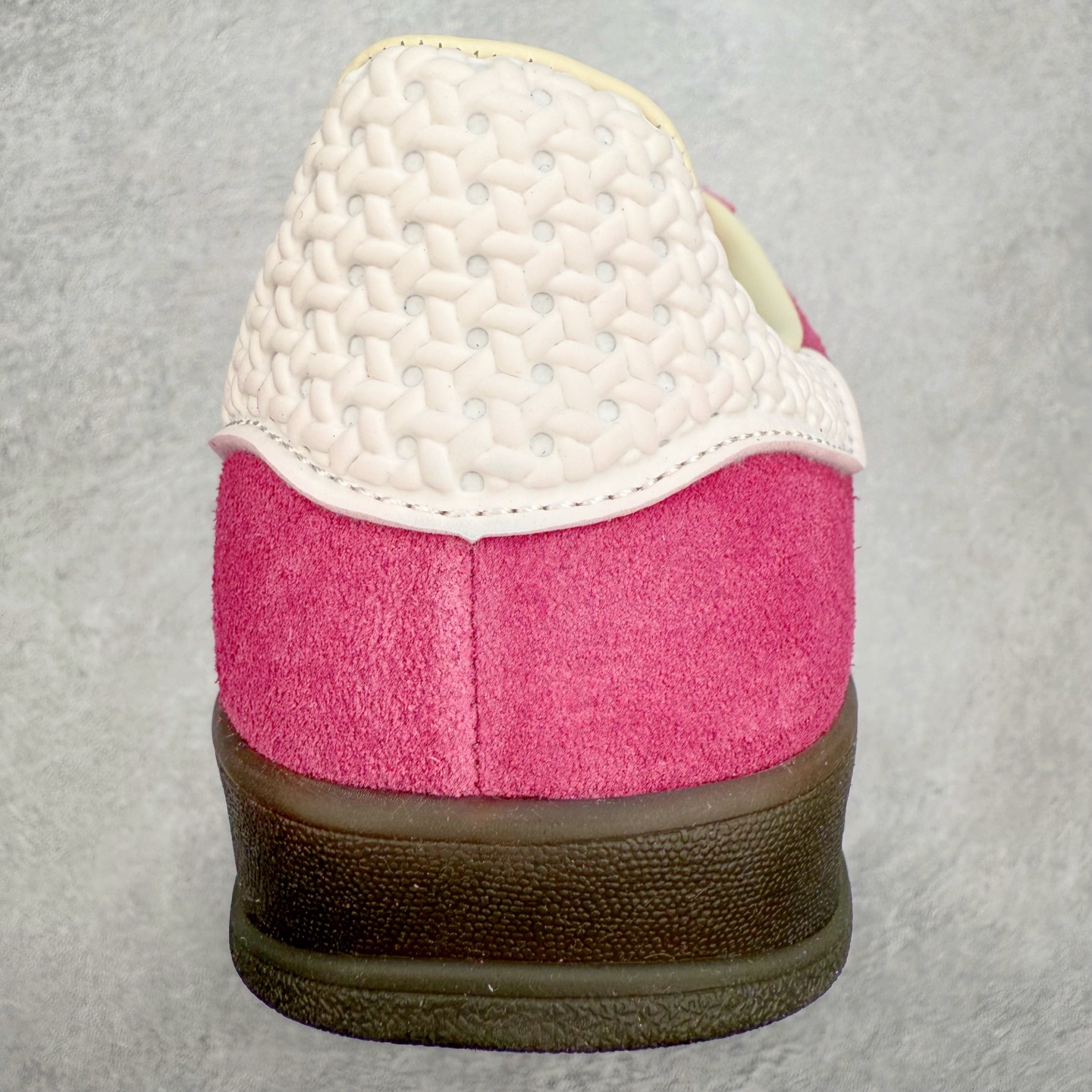 图片[8]-＃福利特价 AD Original Gazelle Indoor Trainers 瞪羚室内鞋系列低帮复古百搭休闲运动德训风板鞋 高端零售特供批次 原厂定制长毛翻毛皮组合环保纤维革鞋面材质 内置环保海玻璃鞋垫 外置RB橡胶大底 产品品控稳定性领先行业 原厂全套原楦原纸板冲刀磨具开发 原厂皮料加持 原厂港宝加持定型后跟R度完美 将复古进行到底 简约流畅 三十年不变经典 这款Gazelle运动鞋 无论面料、配色、质感或设计 都只在重现其1991年原款的经典 皮革鞋面 撞色三条纹和鞋跟标的设计 力求呈现90年代的经典复古风潮 Samba火热的同时 也带动了其它的复古鞋型 Gazelle便是其中一只 Gazelle Indoor拥有包边更宽的T字型鞋头 更好的保护运动员的前掌 浓浓的复古氛围感 非常适合现在流行的Cleanfit风格 尺码：36 36⅔ 37⅓ 38 38⅔ 39⅓ 40 40⅔ 41⅓ 42 42⅔ 43⅓ 44 44⅔ 45-选品中心