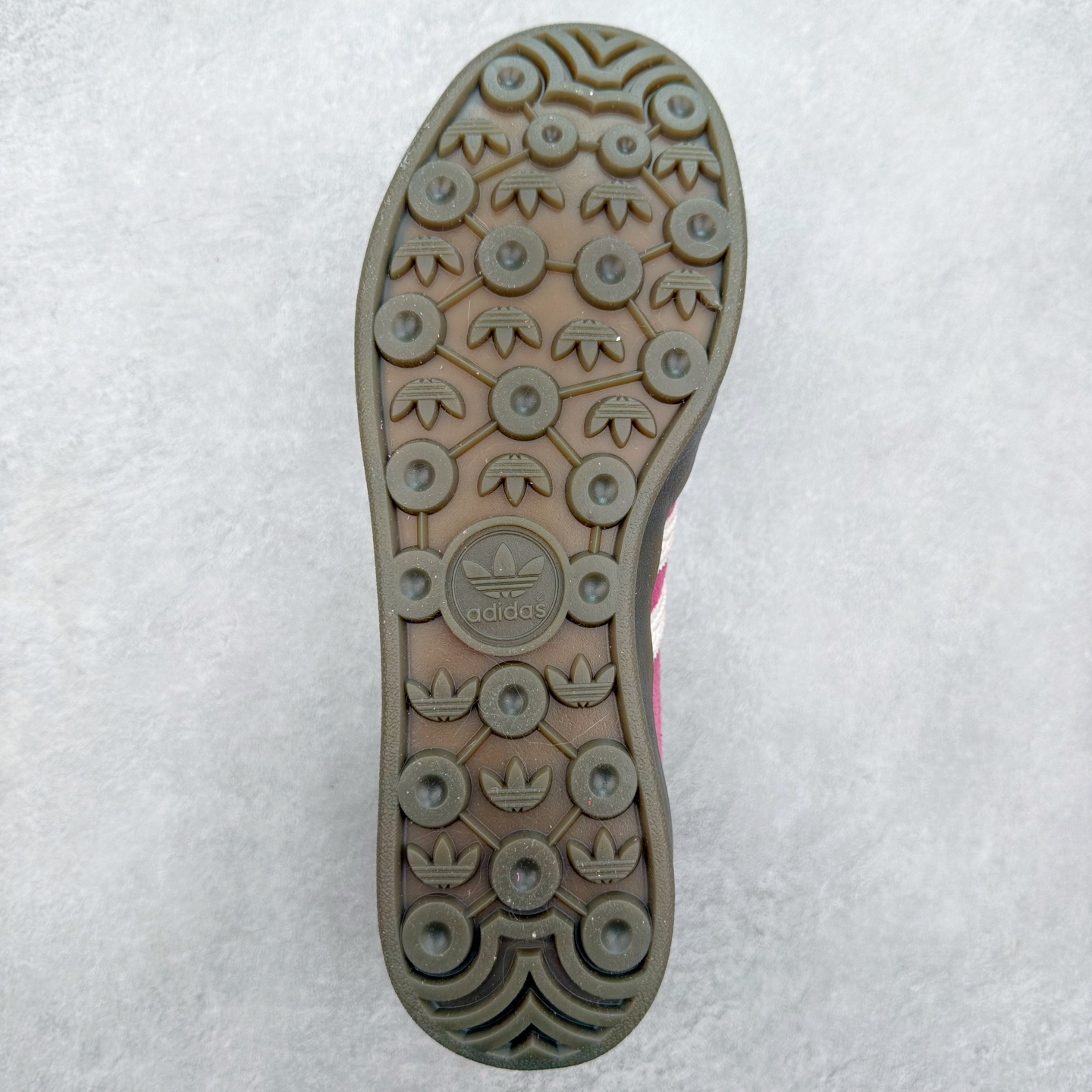 图片[9]-＃福利特价 AD Original Gazelle Indoor Trainers 瞪羚室内鞋系列低帮复古百搭休闲运动德训风板鞋 高端零售特供批次 原厂定制长毛翻毛皮组合环保纤维革鞋面材质 内置环保海玻璃鞋垫 外置RB橡胶大底 产品品控稳定性领先行业 原厂全套原楦原纸板冲刀磨具开发 原厂皮料加持 原厂港宝加持定型后跟R度完美 将复古进行到底 简约流畅 三十年不变经典 这款Gazelle运动鞋 无论面料、配色、质感或设计 都只在重现其1991年原款的经典 皮革鞋面 撞色三条纹和鞋跟标的设计 力求呈现90年代的经典复古风潮 Samba火热的同时 也带动了其它的复古鞋型 Gazelle便是其中一只 Gazelle Indoor拥有包边更宽的T字型鞋头 更好的保护运动员的前掌 浓浓的复古氛围感 非常适合现在流行的Cleanfit风格 尺码：36 36⅔ 37⅓ 38 38⅔ 39⅓ 40 40⅔ 41⅓ 42 42⅔ 43⅓ 44 44⅔ 45-选品中心