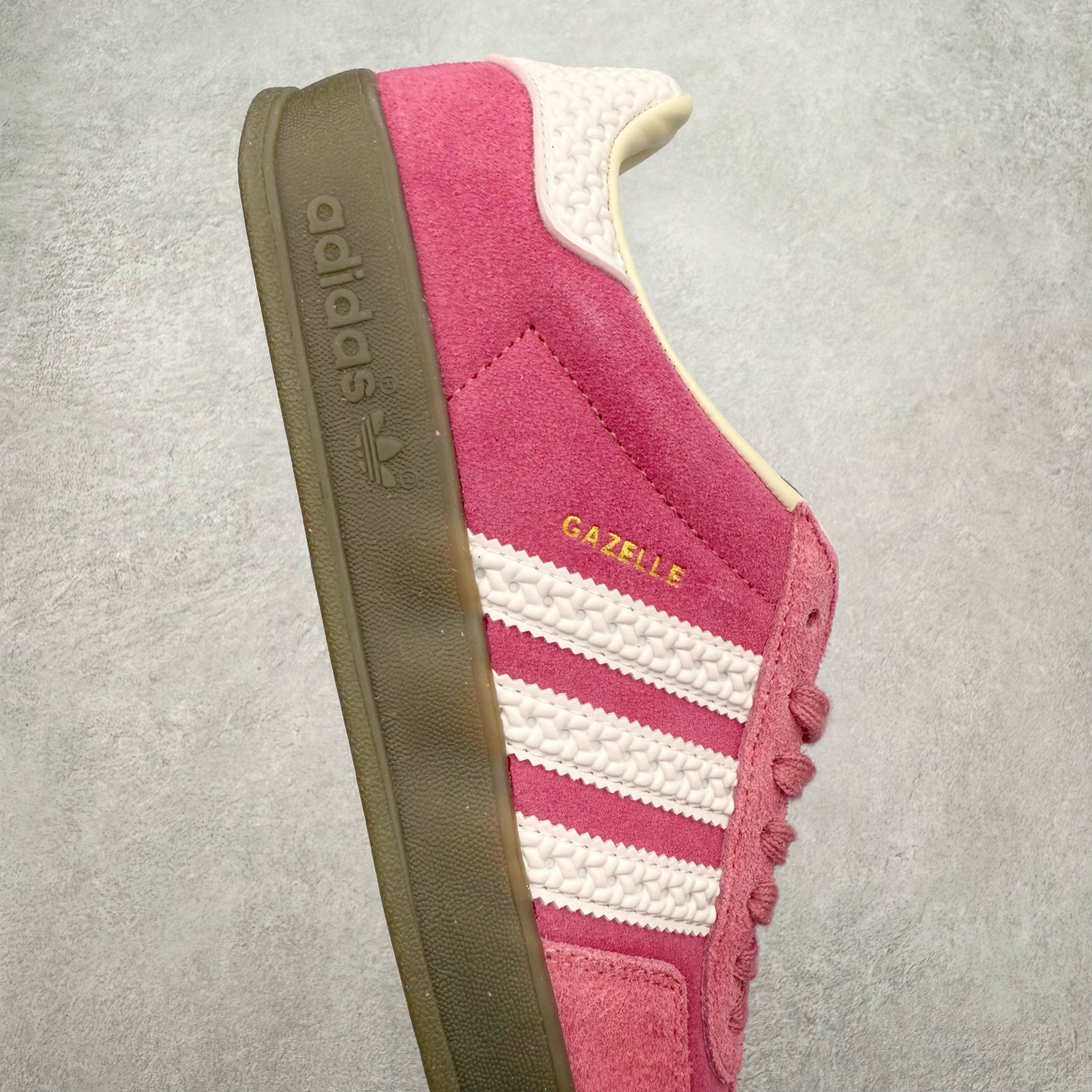 图片[6]-＃福利特价 AD Original Gazelle Indoor Trainers 瞪羚室内鞋系列低帮复古百搭休闲运动德训风板鞋 高端零售特供批次 原厂定制长毛翻毛皮组合环保纤维革鞋面材质 内置环保海玻璃鞋垫 外置RB橡胶大底 产品品控稳定性领先行业 原厂全套原楦原纸板冲刀磨具开发 原厂皮料加持 原厂港宝加持定型后跟R度完美 将复古进行到底 简约流畅 三十年不变经典 这款Gazelle运动鞋 无论面料、配色、质感或设计 都只在重现其1991年原款的经典 皮革鞋面 撞色三条纹和鞋跟标的设计 力求呈现90年代的经典复古风潮 Samba火热的同时 也带动了其它的复古鞋型 Gazelle便是其中一只 Gazelle Indoor拥有包边更宽的T字型鞋头 更好的保护运动员的前掌 浓浓的复古氛围感 非常适合现在流行的Cleanfit风格 尺码：36 36⅔ 37⅓ 38 38⅔ 39⅓ 40 40⅔ 41⅓ 42 42⅔ 43⅓ 44 44⅔ 45-选品中心