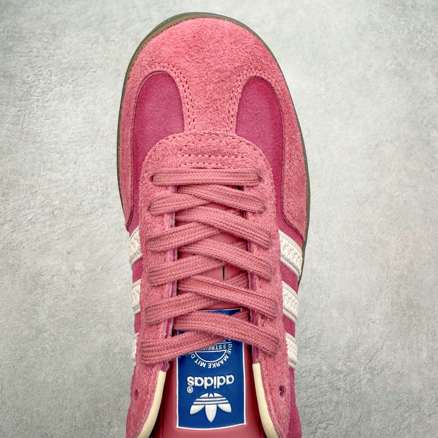 图片[4]-＃福利特价 AD Original Gazelle Indoor Trainers 瞪羚室内鞋系列低帮复古百搭休闲运动德训风板鞋 高端零售特供批次 原厂定制长毛翻毛皮组合环保纤维革鞋面材质 内置环保海玻璃鞋垫 外置RB橡胶大底 产品品控稳定性领先行业 原厂全套原楦原纸板冲刀磨具开发 原厂皮料加持 原厂港宝加持定型后跟R度完美 将复古进行到底 简约流畅 三十年不变经典 这款Gazelle运动鞋 无论面料、配色、质感或设计 都只在重现其1991年原款的经典 皮革鞋面 撞色三条纹和鞋跟标的设计 力求呈现90年代的经典复古风潮 Samba火热的同时 也带动了其它的复古鞋型 Gazelle便是其中一只 Gazelle Indoor拥有包边更宽的T字型鞋头 更好的保护运动员的前掌 浓浓的复古氛围感 非常适合现在流行的Cleanfit风格 尺码：36 36⅔ 37⅓ 38 38⅔ 39⅓ 40 40⅔ 41⅓ 42 42⅔ 43⅓ 44 44⅔ 45-选品中心