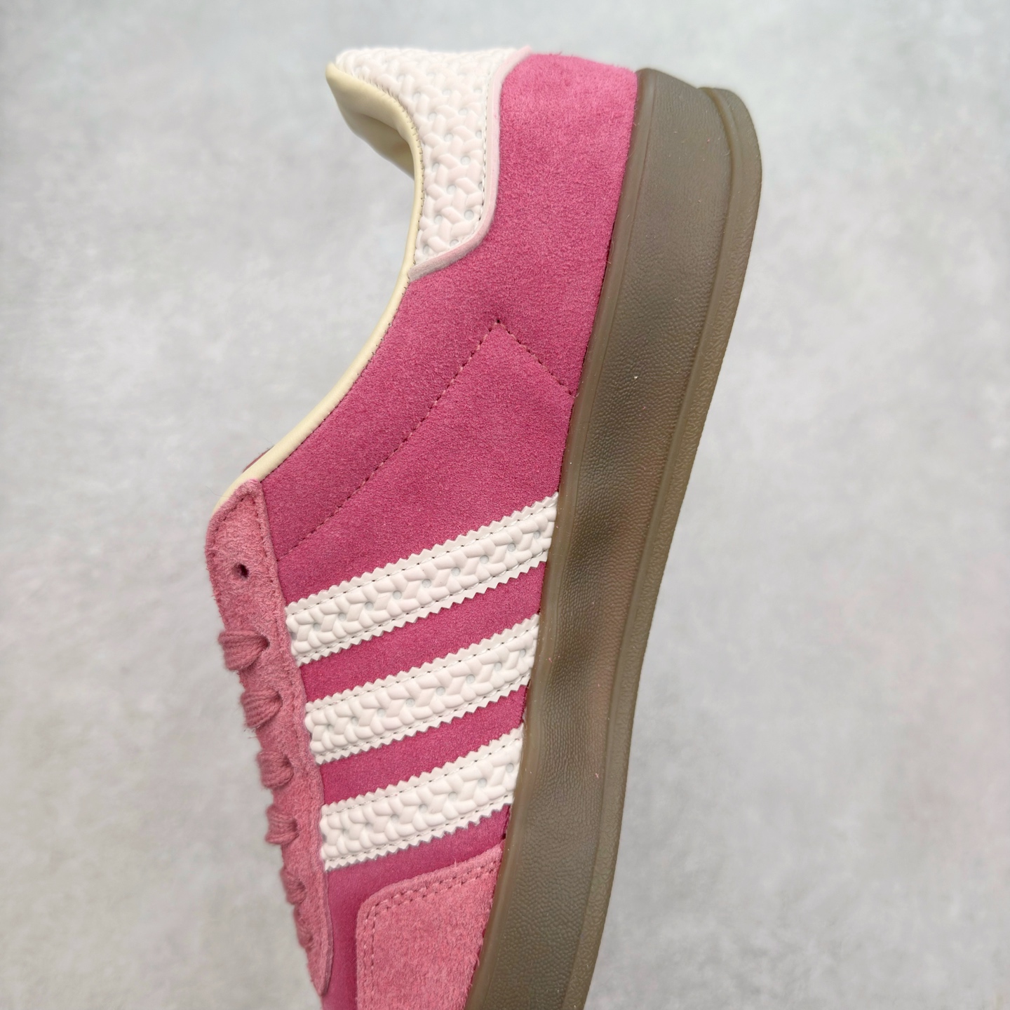 图片[7]-＃福利特价 AD Original Gazelle Indoor Trainers 瞪羚室内鞋系列低帮复古百搭休闲运动德训风板鞋 高端零售特供批次 原厂定制长毛翻毛皮组合环保纤维革鞋面材质 内置环保海玻璃鞋垫 外置RB橡胶大底 产品品控稳定性领先行业 原厂全套原楦原纸板冲刀磨具开发 原厂皮料加持 原厂港宝加持定型后跟R度完美 将复古进行到底 简约流畅 三十年不变经典 这款Gazelle运动鞋 无论面料、配色、质感或设计 都只在重现其1991年原款的经典 皮革鞋面 撞色三条纹和鞋跟标的设计 力求呈现90年代的经典复古风潮 Samba火热的同时 也带动了其它的复古鞋型 Gazelle便是其中一只 Gazelle Indoor拥有包边更宽的T字型鞋头 更好的保护运动员的前掌 浓浓的复古氛围感 非常适合现在流行的Cleanfit风格 尺码：36 36⅔ 37⅓ 38 38⅔ 39⅓ 40 40⅔ 41⅓ 42 42⅔ 43⅓ 44 44⅔ 45-选品中心