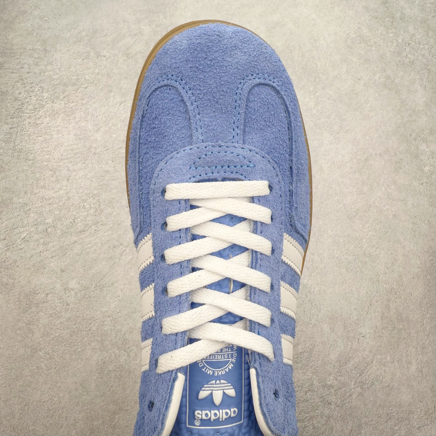 图片[4]-＃福利特价 AD Original Gazelle Indoor Trainers 瞪羚室内鞋系列低帮复古百搭休闲运动德训风板鞋 高端零售特供批次 原厂定制长毛翻毛皮组合环保纤维革鞋面材质 内置环保海玻璃鞋垫 外置RB橡胶大底 产品品控稳定性领先行业 原厂全套原楦原纸板冲刀磨具开发 原厂皮料加持 原厂港宝加持定型后跟R度完美 将复古进行到底 简约流畅 三十年不变经典 这款Gazelle运动鞋 无论面料、配色、质感或设计 都只在重现其1991年原款的经典 皮革鞋面 撞色三条纹和鞋跟标的设计 力求呈现90年代的经典复古风潮 Samba火热的同时 也带动了其它的复古鞋型 Gazelle便是其中一只 Gazelle Indoor拥有包边更宽的T字型鞋头 更好的保护运动员的前掌 浓浓的复古氛围感 非常适合现在流行的Cleanfit风格 尺码：36 36⅔ 37⅓ 38 38⅔ 39⅓ 40 40⅔ 41⅓ 42 42⅔ 43⅓ 44 44⅔ 45-选品中心