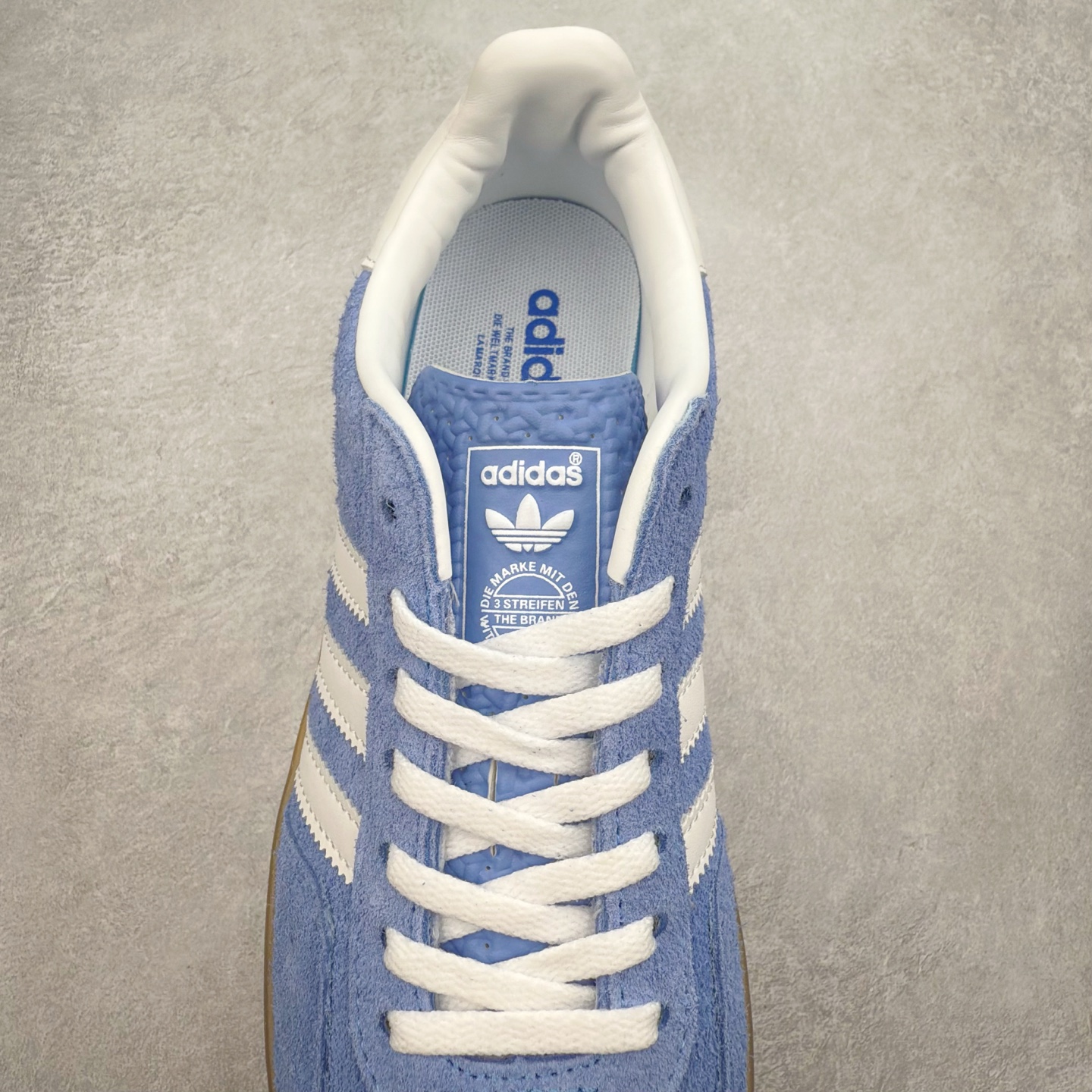 图片[5]-＃福利特价 AD Original Gazelle Indoor Trainers 瞪羚室内鞋系列低帮复古百搭休闲运动德训风板鞋 高端零售特供批次 原厂定制长毛翻毛皮组合环保纤维革鞋面材质 内置环保海玻璃鞋垫 外置RB橡胶大底 产品品控稳定性领先行业 原厂全套原楦原纸板冲刀磨具开发 原厂皮料加持 原厂港宝加持定型后跟R度完美 将复古进行到底 简约流畅 三十年不变经典 这款Gazelle运动鞋 无论面料、配色、质感或设计 都只在重现其1991年原款的经典 皮革鞋面 撞色三条纹和鞋跟标的设计 力求呈现90年代的经典复古风潮 Samba火热的同时 也带动了其它的复古鞋型 Gazelle便是其中一只 Gazelle Indoor拥有包边更宽的T字型鞋头 更好的保护运动员的前掌 浓浓的复古氛围感 非常适合现在流行的Cleanfit风格 尺码：36 36⅔ 37⅓ 38 38⅔ 39⅓ 40 40⅔ 41⅓ 42 42⅔ 43⅓ 44 44⅔ 45-选品中心