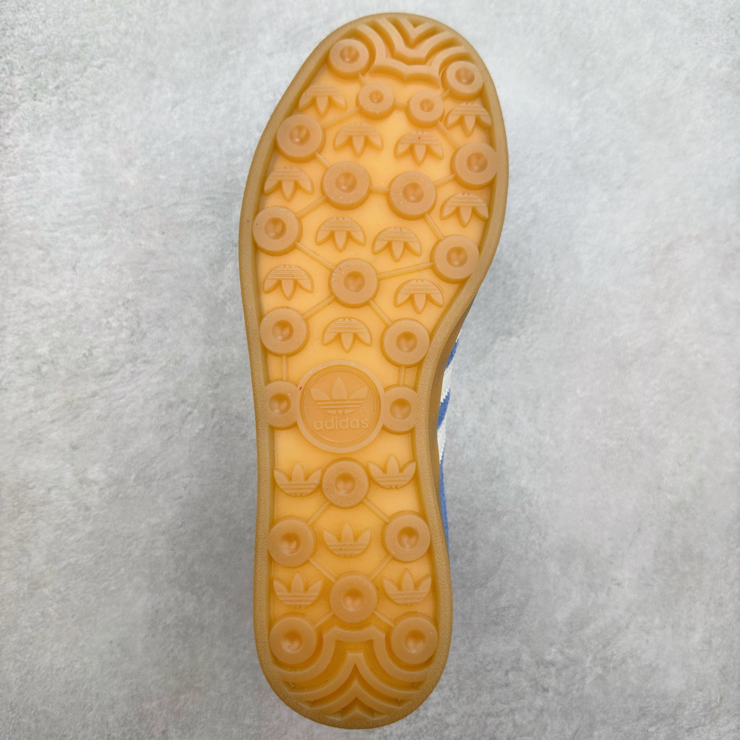 图片[9]-＃福利特价 AD Original Gazelle Indoor Trainers 瞪羚室内鞋系列低帮复古百搭休闲运动德训风板鞋 高端零售特供批次 原厂定制长毛翻毛皮组合环保纤维革鞋面材质 内置环保海玻璃鞋垫 外置RB橡胶大底 产品品控稳定性领先行业 原厂全套原楦原纸板冲刀磨具开发 原厂皮料加持 原厂港宝加持定型后跟R度完美 将复古进行到底 简约流畅 三十年不变经典 这款Gazelle运动鞋 无论面料、配色、质感或设计 都只在重现其1991年原款的经典 皮革鞋面 撞色三条纹和鞋跟标的设计 力求呈现90年代的经典复古风潮 Samba火热的同时 也带动了其它的复古鞋型 Gazelle便是其中一只 Gazelle Indoor拥有包边更宽的T字型鞋头 更好的保护运动员的前掌 浓浓的复古氛围感 非常适合现在流行的Cleanfit风格 尺码：36 36⅔ 37⅓ 38 38⅔ 39⅓ 40 40⅔ 41⅓ 42 42⅔ 43⅓ 44 44⅔ 45-选品中心