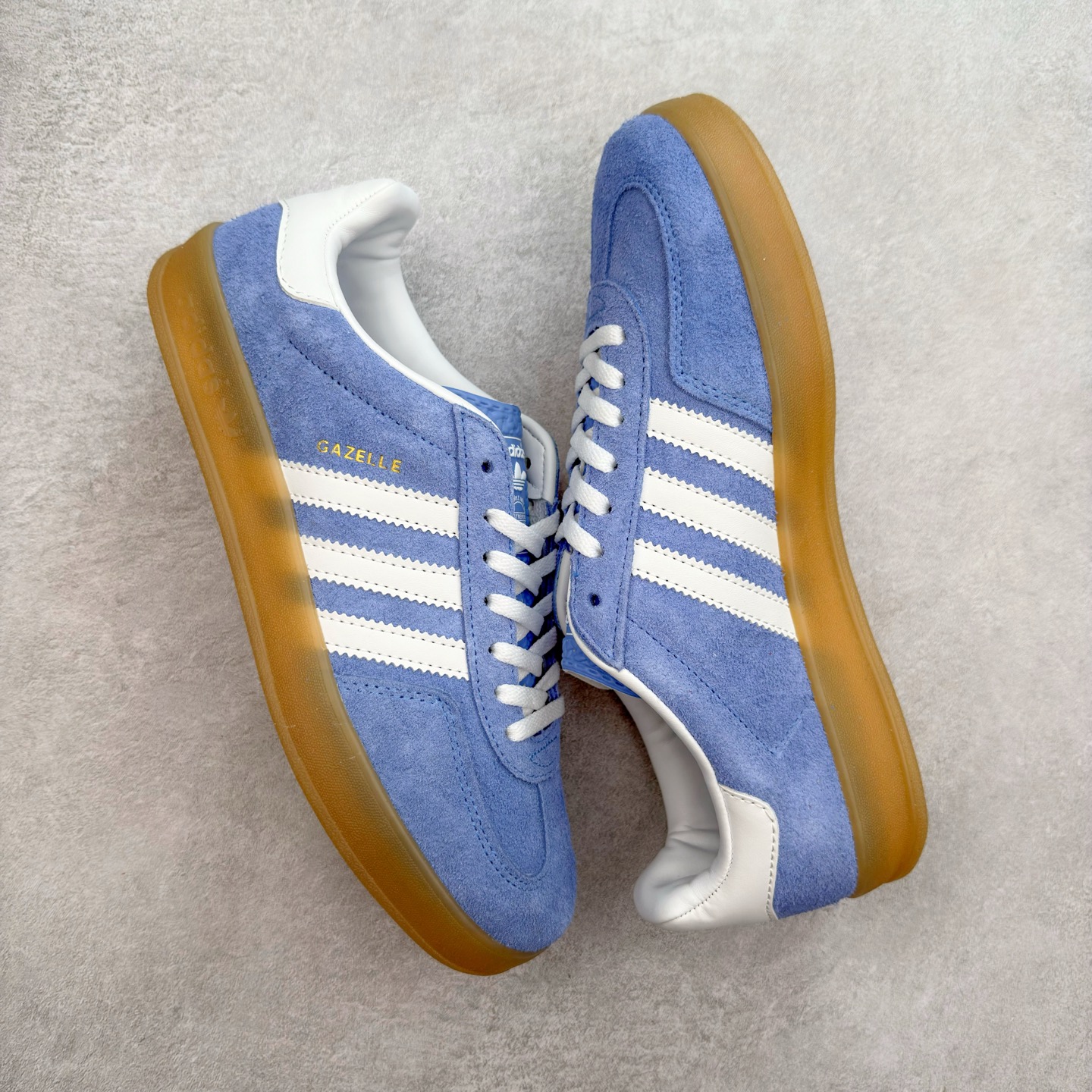 图片[3]-＃福利特价 AD Original Gazelle Indoor Trainers 瞪羚室内鞋系列低帮复古百搭休闲运动德训风板鞋 高端零售特供批次 原厂定制长毛翻毛皮组合环保纤维革鞋面材质 内置环保海玻璃鞋垫 外置RB橡胶大底 产品品控稳定性领先行业 原厂全套原楦原纸板冲刀磨具开发 原厂皮料加持 原厂港宝加持定型后跟R度完美 将复古进行到底 简约流畅 三十年不变经典 这款Gazelle运动鞋 无论面料、配色、质感或设计 都只在重现其1991年原款的经典 皮革鞋面 撞色三条纹和鞋跟标的设计 力求呈现90年代的经典复古风潮 Samba火热的同时 也带动了其它的复古鞋型 Gazelle便是其中一只 Gazelle Indoor拥有包边更宽的T字型鞋头 更好的保护运动员的前掌 浓浓的复古氛围感 非常适合现在流行的Cleanfit风格 尺码：36 36⅔ 37⅓ 38 38⅔ 39⅓ 40 40⅔ 41⅓ 42 42⅔ 43⅓ 44 44⅔ 45-选品中心