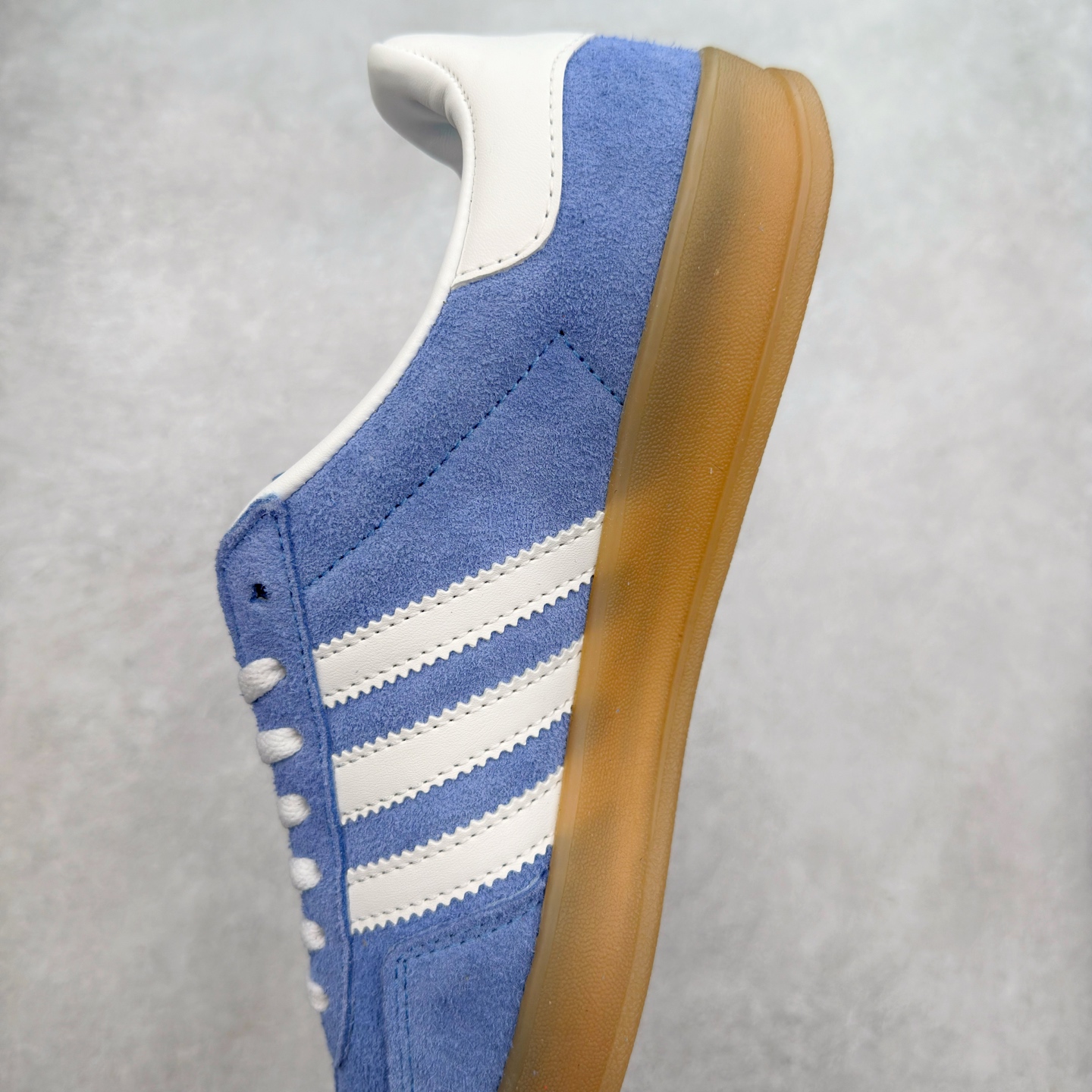 图片[7]-＃福利特价 AD Original Gazelle Indoor Trainers 瞪羚室内鞋系列低帮复古百搭休闲运动德训风板鞋 高端零售特供批次 原厂定制长毛翻毛皮组合环保纤维革鞋面材质 内置环保海玻璃鞋垫 外置RB橡胶大底 产品品控稳定性领先行业 原厂全套原楦原纸板冲刀磨具开发 原厂皮料加持 原厂港宝加持定型后跟R度完美 将复古进行到底 简约流畅 三十年不变经典 这款Gazelle运动鞋 无论面料、配色、质感或设计 都只在重现其1991年原款的经典 皮革鞋面 撞色三条纹和鞋跟标的设计 力求呈现90年代的经典复古风潮 Samba火热的同时 也带动了其它的复古鞋型 Gazelle便是其中一只 Gazelle Indoor拥有包边更宽的T字型鞋头 更好的保护运动员的前掌 浓浓的复古氛围感 非常适合现在流行的Cleanfit风格 尺码：36 36⅔ 37⅓ 38 38⅔ 39⅓ 40 40⅔ 41⅓ 42 42⅔ 43⅓ 44 44⅔ 45-选品中心