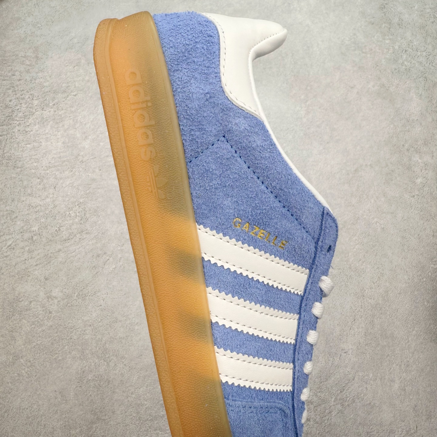 图片[6]-＃福利特价 AD Original Gazelle Indoor Trainers 瞪羚室内鞋系列低帮复古百搭休闲运动德训风板鞋 高端零售特供批次 原厂定制长毛翻毛皮组合环保纤维革鞋面材质 内置环保海玻璃鞋垫 外置RB橡胶大底 产品品控稳定性领先行业 原厂全套原楦原纸板冲刀磨具开发 原厂皮料加持 原厂港宝加持定型后跟R度完美 将复古进行到底 简约流畅 三十年不变经典 这款Gazelle运动鞋 无论面料、配色、质感或设计 都只在重现其1991年原款的经典 皮革鞋面 撞色三条纹和鞋跟标的设计 力求呈现90年代的经典复古风潮 Samba火热的同时 也带动了其它的复古鞋型 Gazelle便是其中一只 Gazelle Indoor拥有包边更宽的T字型鞋头 更好的保护运动员的前掌 浓浓的复古氛围感 非常适合现在流行的Cleanfit风格 尺码：36 36⅔ 37⅓ 38 38⅔ 39⅓ 40 40⅔ 41⅓ 42 42⅔ 43⅓ 44 44⅔ 45-选品中心