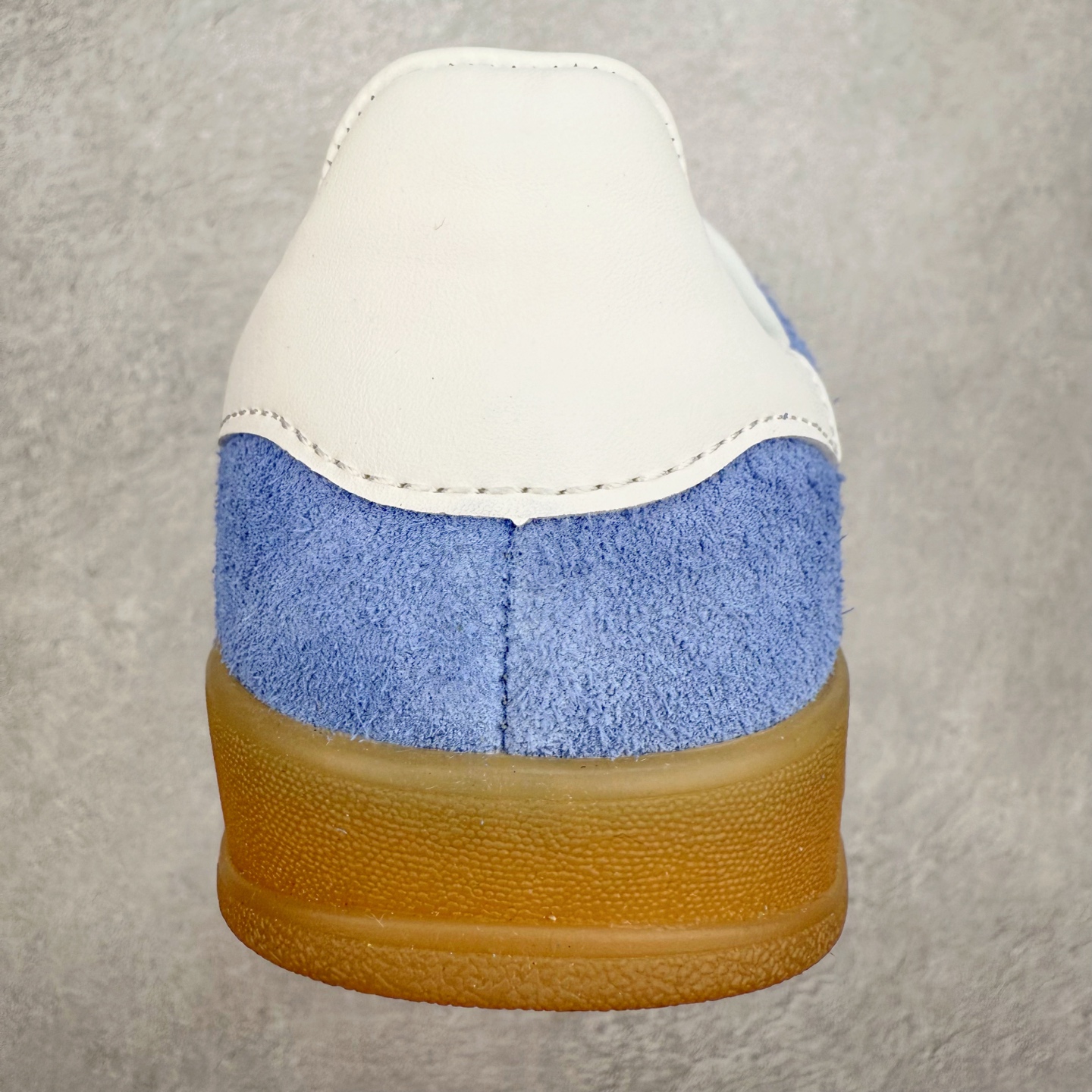 图片[8]-＃福利特价 AD Original Gazelle Indoor Trainers 瞪羚室内鞋系列低帮复古百搭休闲运动德训风板鞋 高端零售特供批次 原厂定制长毛翻毛皮组合环保纤维革鞋面材质 内置环保海玻璃鞋垫 外置RB橡胶大底 产品品控稳定性领先行业 原厂全套原楦原纸板冲刀磨具开发 原厂皮料加持 原厂港宝加持定型后跟R度完美 将复古进行到底 简约流畅 三十年不变经典 这款Gazelle运动鞋 无论面料、配色、质感或设计 都只在重现其1991年原款的经典 皮革鞋面 撞色三条纹和鞋跟标的设计 力求呈现90年代的经典复古风潮 Samba火热的同时 也带动了其它的复古鞋型 Gazelle便是其中一只 Gazelle Indoor拥有包边更宽的T字型鞋头 更好的保护运动员的前掌 浓浓的复古氛围感 非常适合现在流行的Cleanfit风格 尺码：36 36⅔ 37⅓ 38 38⅔ 39⅓ 40 40⅔ 41⅓ 42 42⅔ 43⅓ 44 44⅔ 45-选品中心