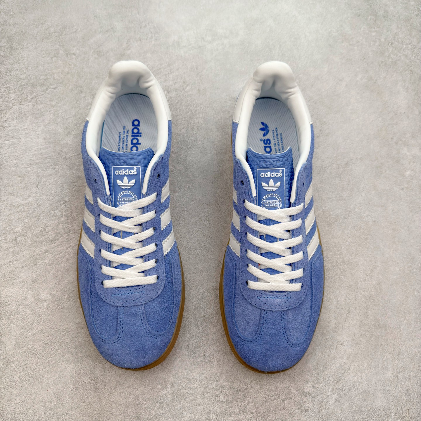 图片[2]-＃福利特价 AD Original Gazelle Indoor Trainers 瞪羚室内鞋系列低帮复古百搭休闲运动德训风板鞋 高端零售特供批次 原厂定制长毛翻毛皮组合环保纤维革鞋面材质 内置环保海玻璃鞋垫 外置RB橡胶大底 产品品控稳定性领先行业 原厂全套原楦原纸板冲刀磨具开发 原厂皮料加持 原厂港宝加持定型后跟R度完美 将复古进行到底 简约流畅 三十年不变经典 这款Gazelle运动鞋 无论面料、配色、质感或设计 都只在重现其1991年原款的经典 皮革鞋面 撞色三条纹和鞋跟标的设计 力求呈现90年代的经典复古风潮 Samba火热的同时 也带动了其它的复古鞋型 Gazelle便是其中一只 Gazelle Indoor拥有包边更宽的T字型鞋头 更好的保护运动员的前掌 浓浓的复古氛围感 非常适合现在流行的Cleanfit风格 尺码：36 36⅔ 37⅓ 38 38⅔ 39⅓ 40 40⅔ 41⅓ 42 42⅔ 43⅓ 44 44⅔ 45-选品中心