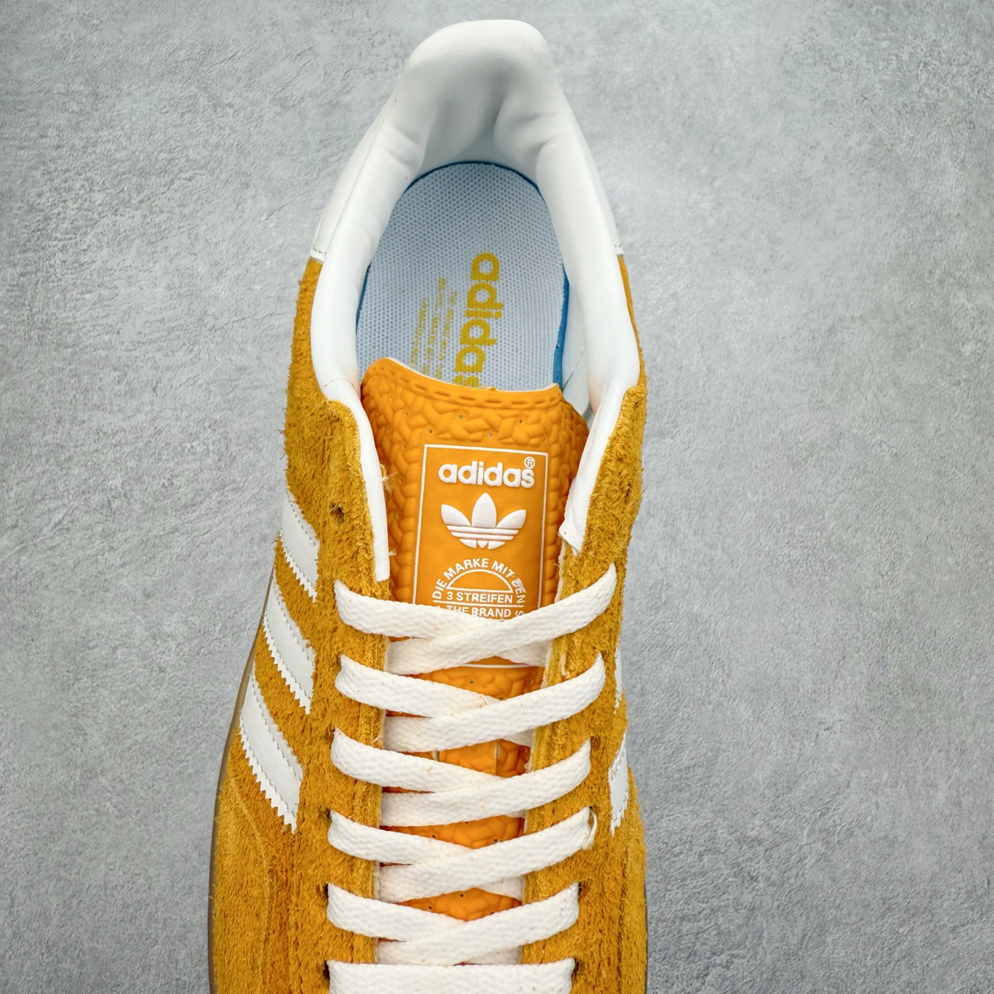 图片[5]-＃福利特价 AD Original Gazelle Indoor Trainers 瞪羚室内鞋系列低帮复古百搭休闲运动德训风板鞋 高端零售特供批次 原厂定制长毛翻毛皮组合环保纤维革鞋面材质 内置环保海玻璃鞋垫 外置RB橡胶大底 产品品控稳定性领先行业 原厂全套原楦原纸板冲刀磨具开发 原厂皮料加持 原厂港宝加持定型后跟R度完美 将复古进行到底 简约流畅 三十年不变经典 这款Gazelle运动鞋 无论面料、配色、质感或设计 都只在重现其1991年原款的经典 皮革鞋面 撞色三条纹和鞋跟标的设计 力求呈现90年代的经典复古风潮 Samba火热的同时 也带动了其它的复古鞋型 Gazelle便是其中一只 Gazelle Indoor拥有包边更宽的T字型鞋头 更好的保护运动员的前掌 浓浓的复古氛围感 非常适合现在流行的Cleanfit风格 尺码：36 36⅔ 37⅓ 38 38⅔ 39⅓ 40 40⅔ 41⅓ 42 42⅔ 43⅓ 44 44⅔ 45-选品中心