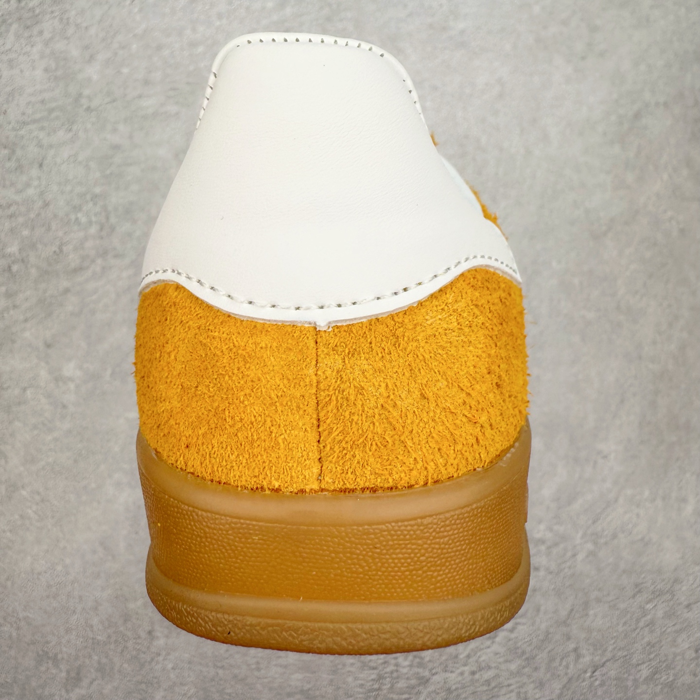 图片[8]-＃福利特价 AD Original Gazelle Indoor Trainers 瞪羚室内鞋系列低帮复古百搭休闲运动德训风板鞋 高端零售特供批次 原厂定制长毛翻毛皮组合环保纤维革鞋面材质 内置环保海玻璃鞋垫 外置RB橡胶大底 产品品控稳定性领先行业 原厂全套原楦原纸板冲刀磨具开发 原厂皮料加持 原厂港宝加持定型后跟R度完美 将复古进行到底 简约流畅 三十年不变经典 这款Gazelle运动鞋 无论面料、配色、质感或设计 都只在重现其1991年原款的经典 皮革鞋面 撞色三条纹和鞋跟标的设计 力求呈现90年代的经典复古风潮 Samba火热的同时 也带动了其它的复古鞋型 Gazelle便是其中一只 Gazelle Indoor拥有包边更宽的T字型鞋头 更好的保护运动员的前掌 浓浓的复古氛围感 非常适合现在流行的Cleanfit风格 尺码：36 36⅔ 37⅓ 38 38⅔ 39⅓ 40 40⅔ 41⅓ 42 42⅔ 43⅓ 44 44⅔ 45-选品中心