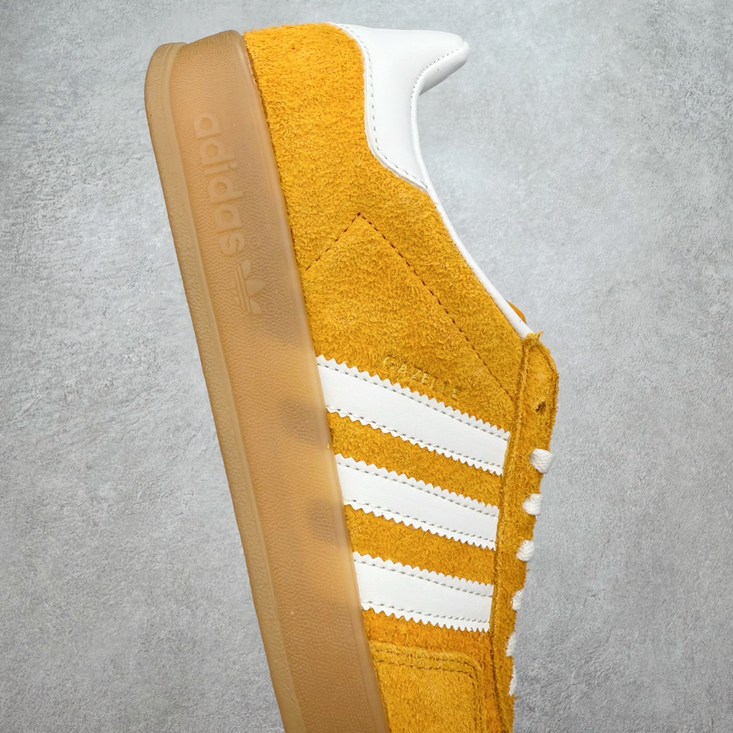 图片[6]-＃福利特价 AD Original Gazelle Indoor Trainers 瞪羚室内鞋系列低帮复古百搭休闲运动德训风板鞋 高端零售特供批次 原厂定制长毛翻毛皮组合环保纤维革鞋面材质 内置环保海玻璃鞋垫 外置RB橡胶大底 产品品控稳定性领先行业 原厂全套原楦原纸板冲刀磨具开发 原厂皮料加持 原厂港宝加持定型后跟R度完美 将复古进行到底 简约流畅 三十年不变经典 这款Gazelle运动鞋 无论面料、配色、质感或设计 都只在重现其1991年原款的经典 皮革鞋面 撞色三条纹和鞋跟标的设计 力求呈现90年代的经典复古风潮 Samba火热的同时 也带动了其它的复古鞋型 Gazelle便是其中一只 Gazelle Indoor拥有包边更宽的T字型鞋头 更好的保护运动员的前掌 浓浓的复古氛围感 非常适合现在流行的Cleanfit风格 尺码：36 36⅔ 37⅓ 38 38⅔ 39⅓ 40 40⅔ 41⅓ 42 42⅔ 43⅓ 44 44⅔ 45-选品中心