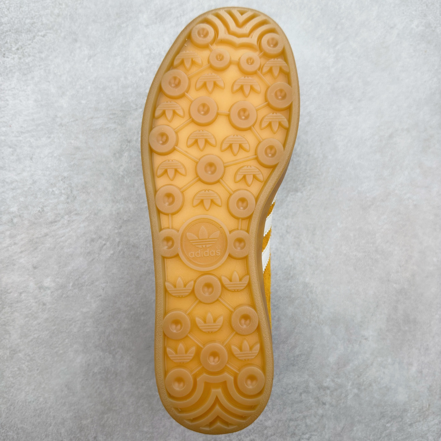 图片[9]-＃福利特价 AD Original Gazelle Indoor Trainers 瞪羚室内鞋系列低帮复古百搭休闲运动德训风板鞋 高端零售特供批次 原厂定制长毛翻毛皮组合环保纤维革鞋面材质 内置环保海玻璃鞋垫 外置RB橡胶大底 产品品控稳定性领先行业 原厂全套原楦原纸板冲刀磨具开发 原厂皮料加持 原厂港宝加持定型后跟R度完美 将复古进行到底 简约流畅 三十年不变经典 这款Gazelle运动鞋 无论面料、配色、质感或设计 都只在重现其1991年原款的经典 皮革鞋面 撞色三条纹和鞋跟标的设计 力求呈现90年代的经典复古风潮 Samba火热的同时 也带动了其它的复古鞋型 Gazelle便是其中一只 Gazelle Indoor拥有包边更宽的T字型鞋头 更好的保护运动员的前掌 浓浓的复古氛围感 非常适合现在流行的Cleanfit风格 尺码：36 36⅔ 37⅓ 38 38⅔ 39⅓ 40 40⅔ 41⅓ 42 42⅔ 43⅓ 44 44⅔ 45-选品中心