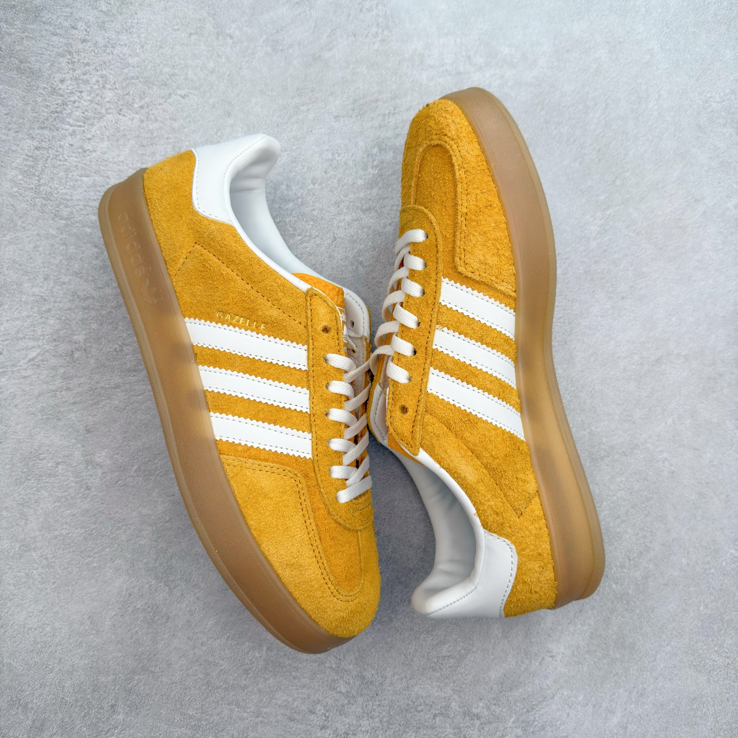 图片[3]-＃福利特价 AD Original Gazelle Indoor Trainers 瞪羚室内鞋系列低帮复古百搭休闲运动德训风板鞋 高端零售特供批次 原厂定制长毛翻毛皮组合环保纤维革鞋面材质 内置环保海玻璃鞋垫 外置RB橡胶大底 产品品控稳定性领先行业 原厂全套原楦原纸板冲刀磨具开发 原厂皮料加持 原厂港宝加持定型后跟R度完美 将复古进行到底 简约流畅 三十年不变经典 这款Gazelle运动鞋 无论面料、配色、质感或设计 都只在重现其1991年原款的经典 皮革鞋面 撞色三条纹和鞋跟标的设计 力求呈现90年代的经典复古风潮 Samba火热的同时 也带动了其它的复古鞋型 Gazelle便是其中一只 Gazelle Indoor拥有包边更宽的T字型鞋头 更好的保护运动员的前掌 浓浓的复古氛围感 非常适合现在流行的Cleanfit风格 尺码：36 36⅔ 37⅓ 38 38⅔ 39⅓ 40 40⅔ 41⅓ 42 42⅔ 43⅓ 44 44⅔ 45-选品中心