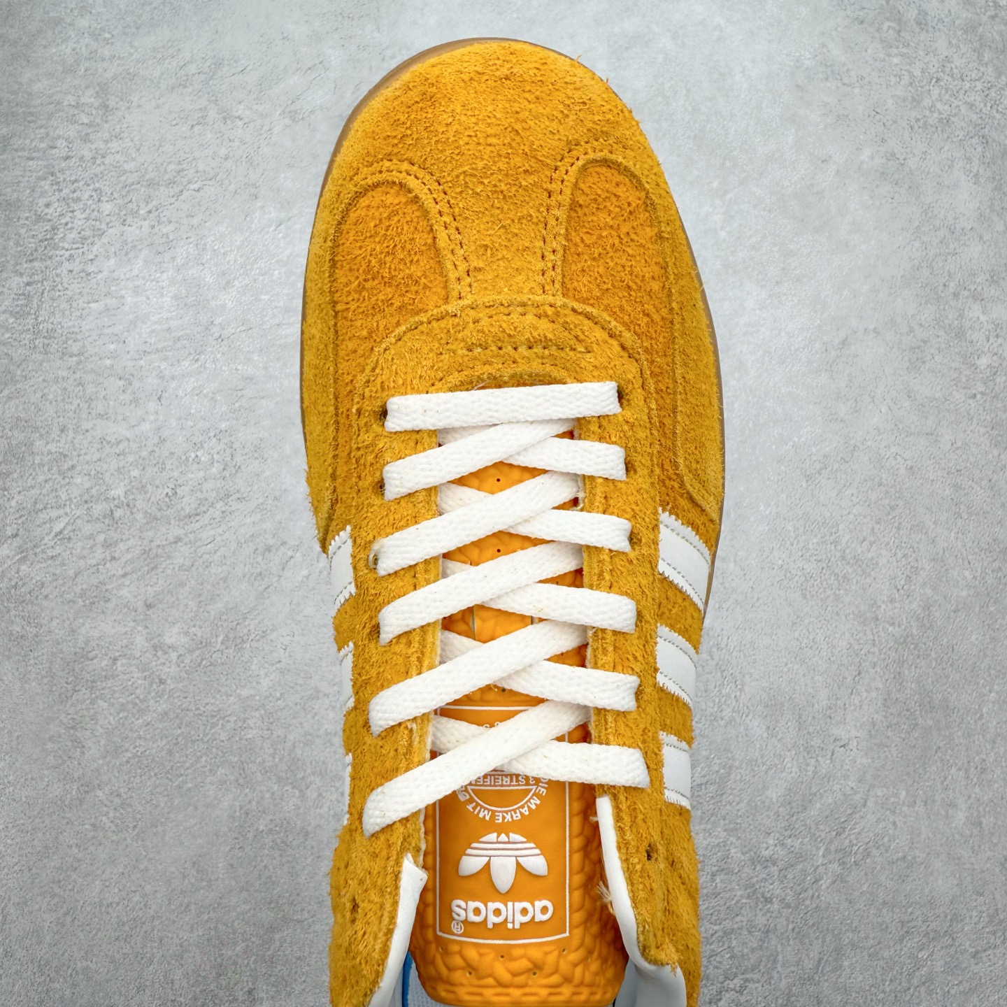 图片[4]-＃福利特价 AD Original Gazelle Indoor Trainers 瞪羚室内鞋系列低帮复古百搭休闲运动德训风板鞋 高端零售特供批次 原厂定制长毛翻毛皮组合环保纤维革鞋面材质 内置环保海玻璃鞋垫 外置RB橡胶大底 产品品控稳定性领先行业 原厂全套原楦原纸板冲刀磨具开发 原厂皮料加持 原厂港宝加持定型后跟R度完美 将复古进行到底 简约流畅 三十年不变经典 这款Gazelle运动鞋 无论面料、配色、质感或设计 都只在重现其1991年原款的经典 皮革鞋面 撞色三条纹和鞋跟标的设计 力求呈现90年代的经典复古风潮 Samba火热的同时 也带动了其它的复古鞋型 Gazelle便是其中一只 Gazelle Indoor拥有包边更宽的T字型鞋头 更好的保护运动员的前掌 浓浓的复古氛围感 非常适合现在流行的Cleanfit风格 尺码：36 36⅔ 37⅓ 38 38⅔ 39⅓ 40 40⅔ 41⅓ 42 42⅔ 43⅓ 44 44⅔ 45-选品中心