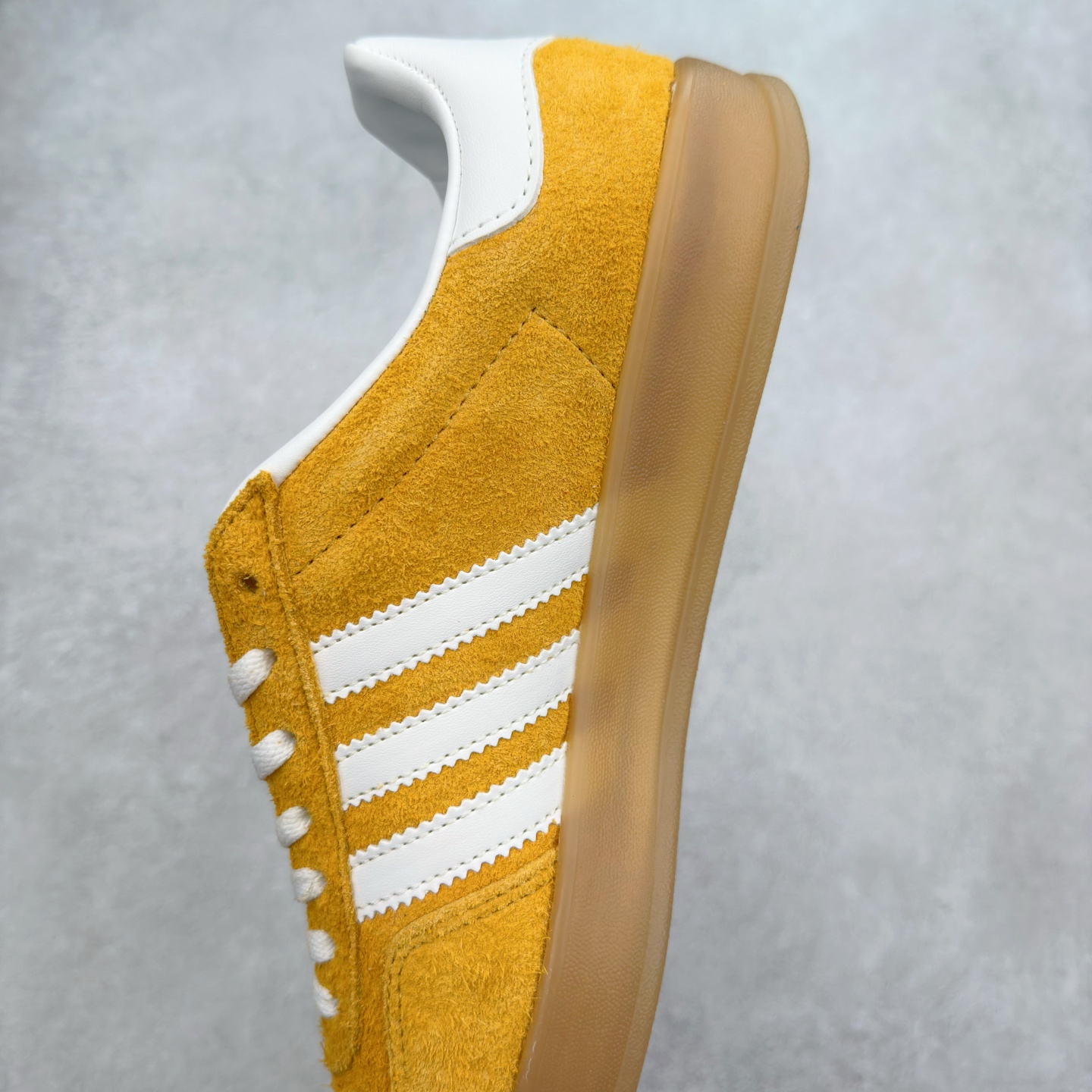 图片[7]-＃福利特价 AD Original Gazelle Indoor Trainers 瞪羚室内鞋系列低帮复古百搭休闲运动德训风板鞋 高端零售特供批次 原厂定制长毛翻毛皮组合环保纤维革鞋面材质 内置环保海玻璃鞋垫 外置RB橡胶大底 产品品控稳定性领先行业 原厂全套原楦原纸板冲刀磨具开发 原厂皮料加持 原厂港宝加持定型后跟R度完美 将复古进行到底 简约流畅 三十年不变经典 这款Gazelle运动鞋 无论面料、配色、质感或设计 都只在重现其1991年原款的经典 皮革鞋面 撞色三条纹和鞋跟标的设计 力求呈现90年代的经典复古风潮 Samba火热的同时 也带动了其它的复古鞋型 Gazelle便是其中一只 Gazelle Indoor拥有包边更宽的T字型鞋头 更好的保护运动员的前掌 浓浓的复古氛围感 非常适合现在流行的Cleanfit风格 尺码：36 36⅔ 37⅓ 38 38⅔ 39⅓ 40 40⅔ 41⅓ 42 42⅔ 43⅓ 44 44⅔ 45-选品中心