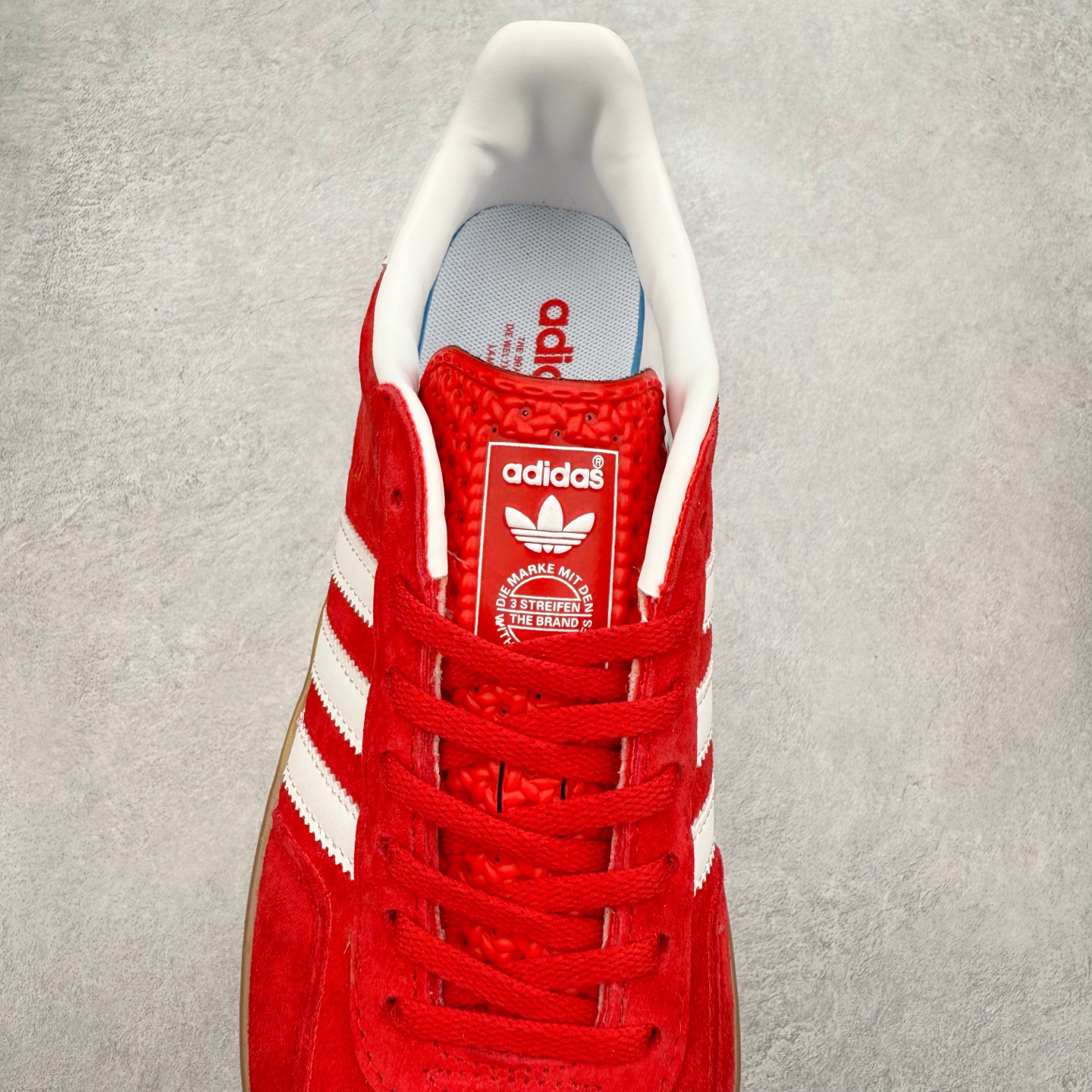 图片[5]-＃福利特价 AD Original Gazelle Indoor Trainers 瞪羚室内鞋系列低帮复古百搭休闲运动德训风板鞋 高端零售特供批次 原厂定制长毛翻毛皮组合环保纤维革鞋面材质 内置环保海玻璃鞋垫 外置RB橡胶大底 产品品控稳定性领先行业 原厂全套原楦原纸板冲刀磨具开发 原厂皮料加持 原厂港宝加持定型后跟R度完美 将复古进行到底 简约流畅 三十年不变经典 这款Gazelle运动鞋 无论面料、配色、质感或设计 都只在重现其1991年原款的经典 皮革鞋面 撞色三条纹和鞋跟标的设计 力求呈现90年代的经典复古风潮 Samba火热的同时 也带动了其它的复古鞋型 Gazelle便是其中一只 Gazelle Indoor拥有包边更宽的T字型鞋头 更好的保护运动员的前掌 浓浓的复古氛围感 非常适合现在流行的Cleanfit风格 尺码：36 36⅔ 37⅓ 38 38⅔ 39⅓ 40 40⅔ 41⅓ 42 42⅔ 43⅓ 44 44⅔ 45-选品中心