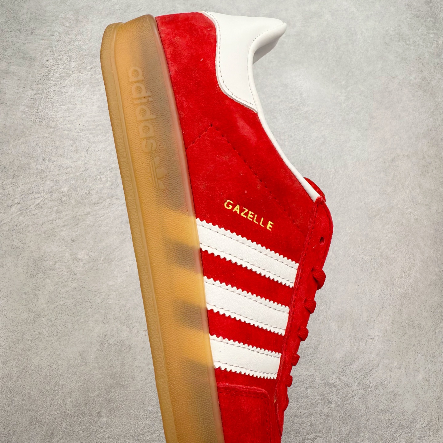 图片[6]-＃福利特价 AD Original Gazelle Indoor Trainers 瞪羚室内鞋系列低帮复古百搭休闲运动德训风板鞋 高端零售特供批次 原厂定制长毛翻毛皮组合环保纤维革鞋面材质 内置环保海玻璃鞋垫 外置RB橡胶大底 产品品控稳定性领先行业 原厂全套原楦原纸板冲刀磨具开发 原厂皮料加持 原厂港宝加持定型后跟R度完美 将复古进行到底 简约流畅 三十年不变经典 这款Gazelle运动鞋 无论面料、配色、质感或设计 都只在重现其1991年原款的经典 皮革鞋面 撞色三条纹和鞋跟标的设计 力求呈现90年代的经典复古风潮 Samba火热的同时 也带动了其它的复古鞋型 Gazelle便是其中一只 Gazelle Indoor拥有包边更宽的T字型鞋头 更好的保护运动员的前掌 浓浓的复古氛围感 非常适合现在流行的Cleanfit风格 尺码：36 36⅔ 37⅓ 38 38⅔ 39⅓ 40 40⅔ 41⅓ 42 42⅔ 43⅓ 44 44⅔ 45-选品中心