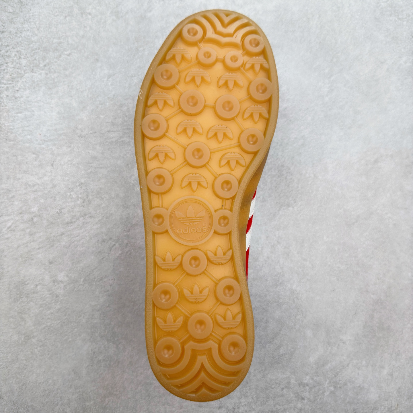 图片[9]-＃福利特价 AD Original Gazelle Indoor Trainers 瞪羚室内鞋系列低帮复古百搭休闲运动德训风板鞋 高端零售特供批次 原厂定制长毛翻毛皮组合环保纤维革鞋面材质 内置环保海玻璃鞋垫 外置RB橡胶大底 产品品控稳定性领先行业 原厂全套原楦原纸板冲刀磨具开发 原厂皮料加持 原厂港宝加持定型后跟R度完美 将复古进行到底 简约流畅 三十年不变经典 这款Gazelle运动鞋 无论面料、配色、质感或设计 都只在重现其1991年原款的经典 皮革鞋面 撞色三条纹和鞋跟标的设计 力求呈现90年代的经典复古风潮 Samba火热的同时 也带动了其它的复古鞋型 Gazelle便是其中一只 Gazelle Indoor拥有包边更宽的T字型鞋头 更好的保护运动员的前掌 浓浓的复古氛围感 非常适合现在流行的Cleanfit风格 尺码：36 36⅔ 37⅓ 38 38⅔ 39⅓ 40 40⅔ 41⅓ 42 42⅔ 43⅓ 44 44⅔ 45-选品中心