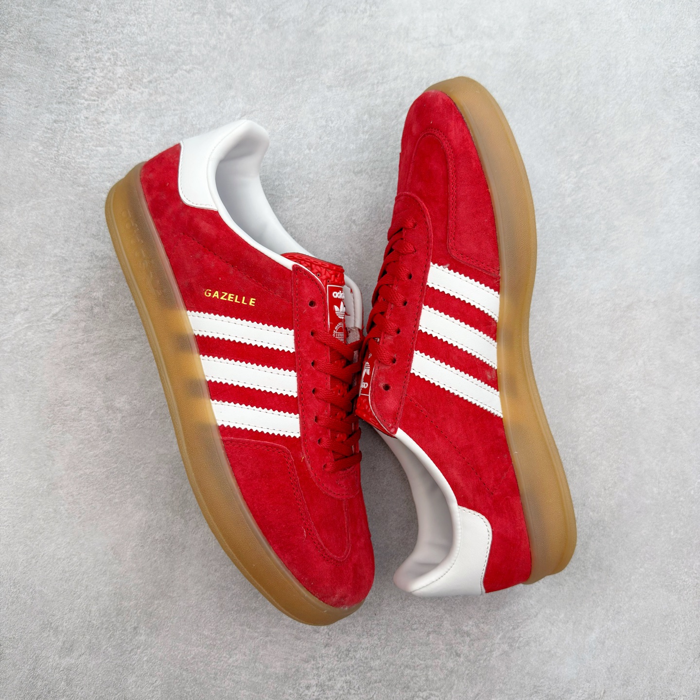 图片[3]-＃福利特价 AD Original Gazelle Indoor Trainers 瞪羚室内鞋系列低帮复古百搭休闲运动德训风板鞋 高端零售特供批次 原厂定制长毛翻毛皮组合环保纤维革鞋面材质 内置环保海玻璃鞋垫 外置RB橡胶大底 产品品控稳定性领先行业 原厂全套原楦原纸板冲刀磨具开发 原厂皮料加持 原厂港宝加持定型后跟R度完美 将复古进行到底 简约流畅 三十年不变经典 这款Gazelle运动鞋 无论面料、配色、质感或设计 都只在重现其1991年原款的经典 皮革鞋面 撞色三条纹和鞋跟标的设计 力求呈现90年代的经典复古风潮 Samba火热的同时 也带动了其它的复古鞋型 Gazelle便是其中一只 Gazelle Indoor拥有包边更宽的T字型鞋头 更好的保护运动员的前掌 浓浓的复古氛围感 非常适合现在流行的Cleanfit风格 尺码：36 36⅔ 37⅓ 38 38⅔ 39⅓ 40 40⅔ 41⅓ 42 42⅔ 43⅓ 44 44⅔ 45-选品中心
