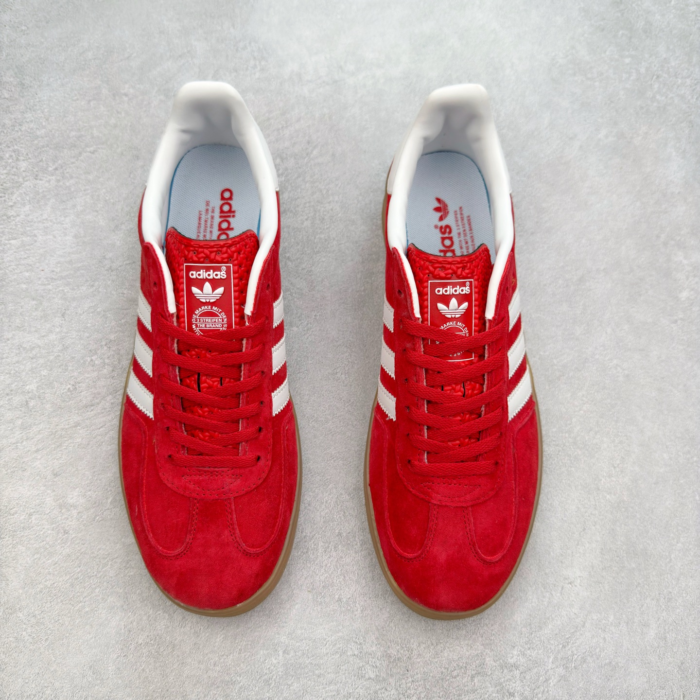 图片[2]-＃福利特价 AD Original Gazelle Indoor Trainers 瞪羚室内鞋系列低帮复古百搭休闲运动德训风板鞋 高端零售特供批次 原厂定制长毛翻毛皮组合环保纤维革鞋面材质 内置环保海玻璃鞋垫 外置RB橡胶大底 产品品控稳定性领先行业 原厂全套原楦原纸板冲刀磨具开发 原厂皮料加持 原厂港宝加持定型后跟R度完美 将复古进行到底 简约流畅 三十年不变经典 这款Gazelle运动鞋 无论面料、配色、质感或设计 都只在重现其1991年原款的经典 皮革鞋面 撞色三条纹和鞋跟标的设计 力求呈现90年代的经典复古风潮 Samba火热的同时 也带动了其它的复古鞋型 Gazelle便是其中一只 Gazelle Indoor拥有包边更宽的T字型鞋头 更好的保护运动员的前掌 浓浓的复古氛围感 非常适合现在流行的Cleanfit风格 尺码：36 36⅔ 37⅓ 38 38⅔ 39⅓ 40 40⅔ 41⅓ 42 42⅔ 43⅓ 44 44⅔ 45-选品中心