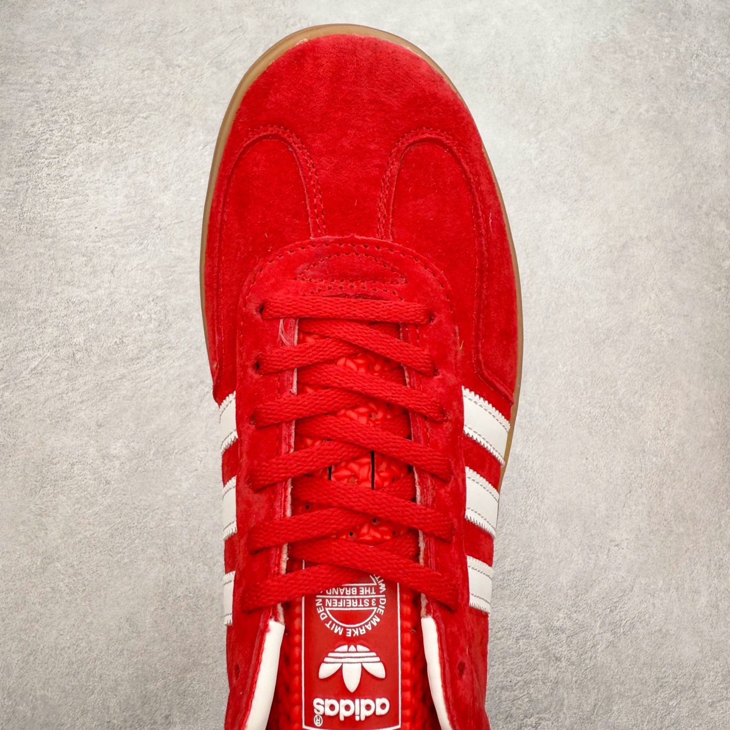 图片[4]-＃福利特价 AD Original Gazelle Indoor Trainers 瞪羚室内鞋系列低帮复古百搭休闲运动德训风板鞋 高端零售特供批次 原厂定制长毛翻毛皮组合环保纤维革鞋面材质 内置环保海玻璃鞋垫 外置RB橡胶大底 产品品控稳定性领先行业 原厂全套原楦原纸板冲刀磨具开发 原厂皮料加持 原厂港宝加持定型后跟R度完美 将复古进行到底 简约流畅 三十年不变经典 这款Gazelle运动鞋 无论面料、配色、质感或设计 都只在重现其1991年原款的经典 皮革鞋面 撞色三条纹和鞋跟标的设计 力求呈现90年代的经典复古风潮 Samba火热的同时 也带动了其它的复古鞋型 Gazelle便是其中一只 Gazelle Indoor拥有包边更宽的T字型鞋头 更好的保护运动员的前掌 浓浓的复古氛围感 非常适合现在流行的Cleanfit风格 尺码：36 36⅔ 37⅓ 38 38⅔ 39⅓ 40 40⅔ 41⅓ 42 42⅔ 43⅓ 44 44⅔ 45-选品中心