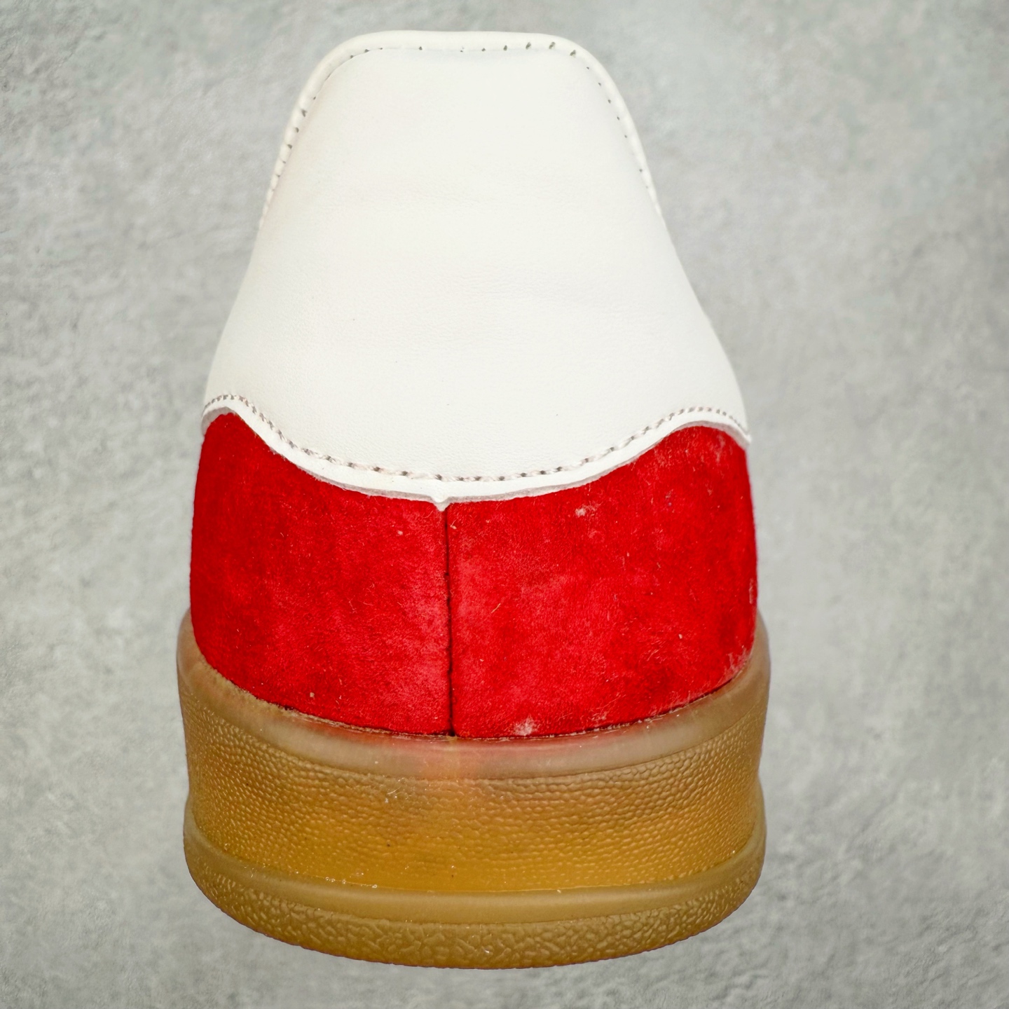 图片[8]-＃福利特价 AD Original Gazelle Indoor Trainers 瞪羚室内鞋系列低帮复古百搭休闲运动德训风板鞋 高端零售特供批次 原厂定制长毛翻毛皮组合环保纤维革鞋面材质 内置环保海玻璃鞋垫 外置RB橡胶大底 产品品控稳定性领先行业 原厂全套原楦原纸板冲刀磨具开发 原厂皮料加持 原厂港宝加持定型后跟R度完美 将复古进行到底 简约流畅 三十年不变经典 这款Gazelle运动鞋 无论面料、配色、质感或设计 都只在重现其1991年原款的经典 皮革鞋面 撞色三条纹和鞋跟标的设计 力求呈现90年代的经典复古风潮 Samba火热的同时 也带动了其它的复古鞋型 Gazelle便是其中一只 Gazelle Indoor拥有包边更宽的T字型鞋头 更好的保护运动员的前掌 浓浓的复古氛围感 非常适合现在流行的Cleanfit风格 尺码：36 36⅔ 37⅓ 38 38⅔ 39⅓ 40 40⅔ 41⅓ 42 42⅔ 43⅓ 44 44⅔ 45-选品中心