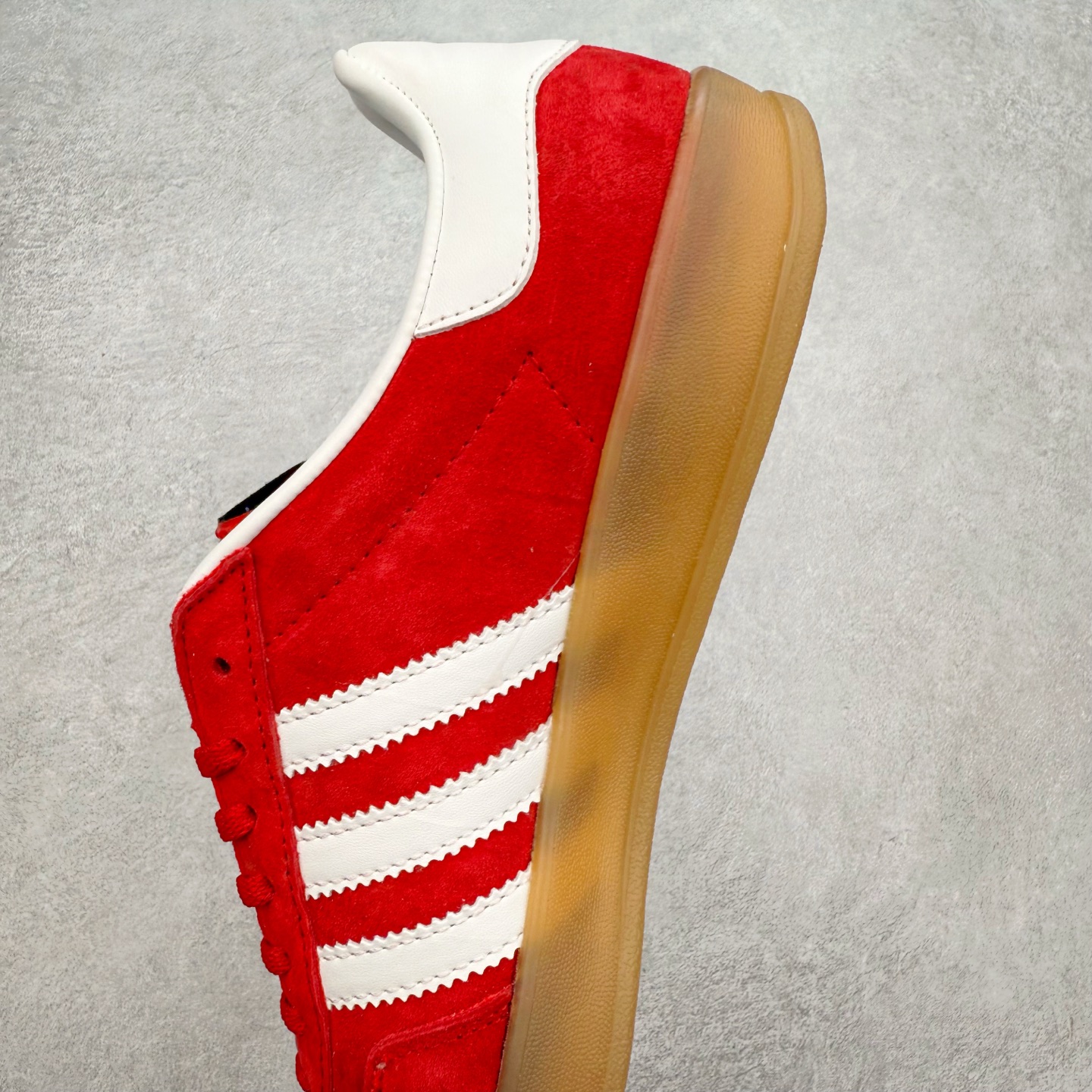 图片[7]-＃福利特价 AD Original Gazelle Indoor Trainers 瞪羚室内鞋系列低帮复古百搭休闲运动德训风板鞋 高端零售特供批次 原厂定制长毛翻毛皮组合环保纤维革鞋面材质 内置环保海玻璃鞋垫 外置RB橡胶大底 产品品控稳定性领先行业 原厂全套原楦原纸板冲刀磨具开发 原厂皮料加持 原厂港宝加持定型后跟R度完美 将复古进行到底 简约流畅 三十年不变经典 这款Gazelle运动鞋 无论面料、配色、质感或设计 都只在重现其1991年原款的经典 皮革鞋面 撞色三条纹和鞋跟标的设计 力求呈现90年代的经典复古风潮 Samba火热的同时 也带动了其它的复古鞋型 Gazelle便是其中一只 Gazelle Indoor拥有包边更宽的T字型鞋头 更好的保护运动员的前掌 浓浓的复古氛围感 非常适合现在流行的Cleanfit风格 尺码：36 36⅔ 37⅓ 38 38⅔ 39⅓ 40 40⅔ 41⅓ 42 42⅔ 43⅓ 44 44⅔ 45-选品中心