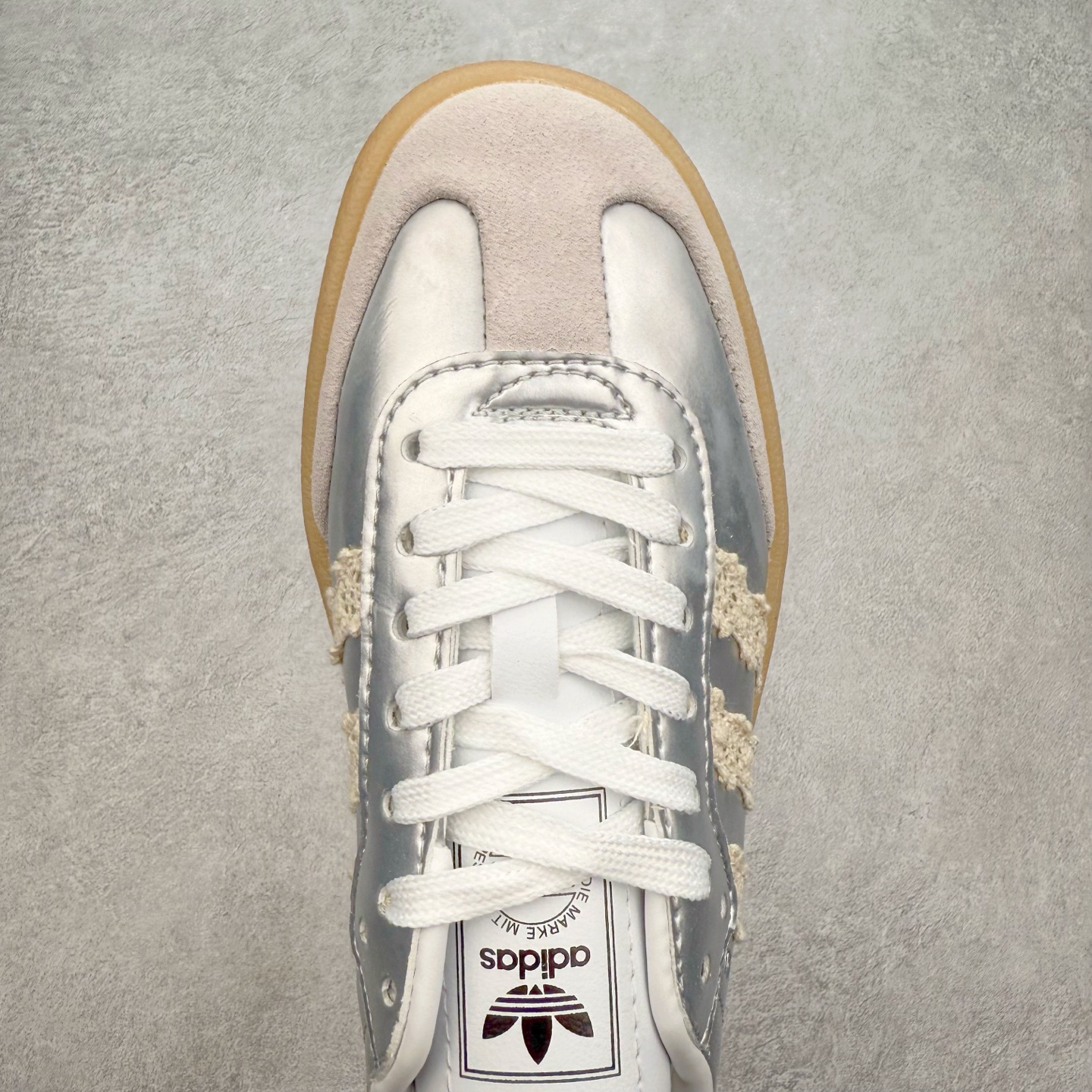 图片[4]-AD Samba XLG 桑巴舞加大厚底版系列德训风百搭松糕休闲运动板鞋生胶底 IG5745 自Originals Samba成功借势Blokecore风潮一跃成为街头巷尾的焦点鞋款后,不论是围绕Samba本身打造的各式「变种版本」,还是以Samba为蓝本打造联名鞋款,都成为了时尚潮流人士日常穿搭首选。Samba XLG是adidas Originals不断扩展XLG系列的一部分,旨在与年轻文化相契合,迎合那些希望通过个性时尚表达自我而不愿牺牲舒适度的年轻群体。街头时尚领域的Gen Z特别偏爱宽松的穿着风格。Samba XLG针对这一点做了创新。它在延续Samba OG经典设计的基础上,迎合年轻群体的穿着习惯,重塑为宽大的鞋身比例轮廓以及加厚中底,让消费者轻松展示自己独特的风格。全新的Samba XLG系列不仅迎合了当下年轻群体的穿搭习惯,加宽了鞋身比例以及将中底进一步增厚,在视觉比例上更加饱满,同时还保留了经典Samba的细节,这样一来,鞋迷朋友在穿搭上不仅能更加个性化,而且还能延续一定的复古感受。尺码：36 36⅔ 37⅓ 38 38⅔ 39⅓ 40 40⅔ 41⅓ 42 42⅔ 43⅓ 44 45-选品中心