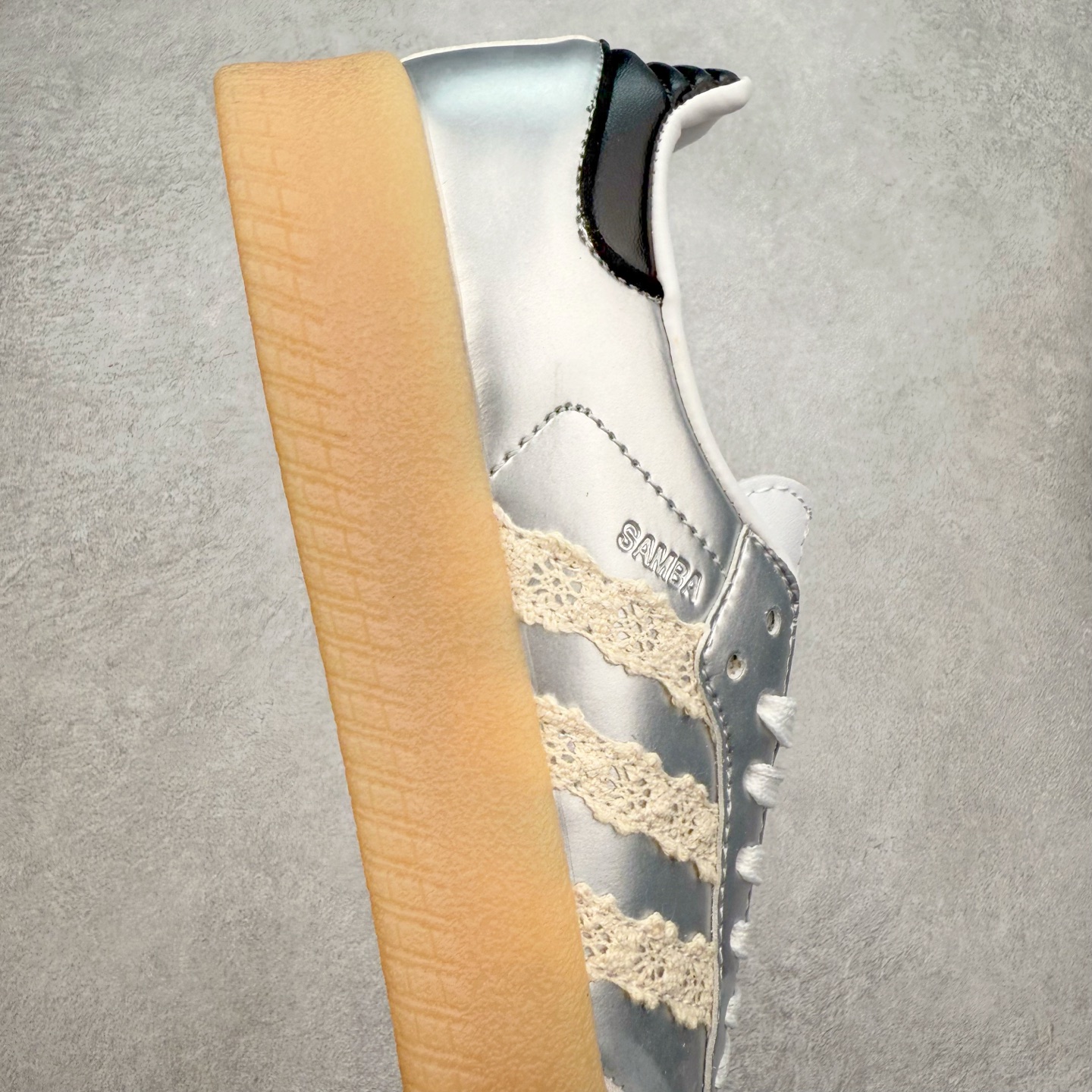 图片[6]-AD Samba XLG 桑巴舞加大厚底版系列德训风百搭松糕休闲运动板鞋生胶底 IG5745 自Originals Samba成功借势Blokecore风潮一跃成为街头巷尾的焦点鞋款后,不论是围绕Samba本身打造的各式「变种版本」,还是以Samba为蓝本打造联名鞋款,都成为了时尚潮流人士日常穿搭首选。Samba XLG是adidas Originals不断扩展XLG系列的一部分,旨在与年轻文化相契合,迎合那些希望通过个性时尚表达自我而不愿牺牲舒适度的年轻群体。街头时尚领域的Gen Z特别偏爱宽松的穿着风格。Samba XLG针对这一点做了创新。它在延续Samba OG经典设计的基础上,迎合年轻群体的穿着习惯,重塑为宽大的鞋身比例轮廓以及加厚中底,让消费者轻松展示自己独特的风格。全新的Samba XLG系列不仅迎合了当下年轻群体的穿搭习惯,加宽了鞋身比例以及将中底进一步增厚,在视觉比例上更加饱满,同时还保留了经典Samba的细节,这样一来,鞋迷朋友在穿搭上不仅能更加个性化,而且还能延续一定的复古感受。尺码：36 36⅔ 37⅓ 38 38⅔ 39⅓ 40 40⅔ 41⅓ 42 42⅔ 43⅓ 44 45-选品中心